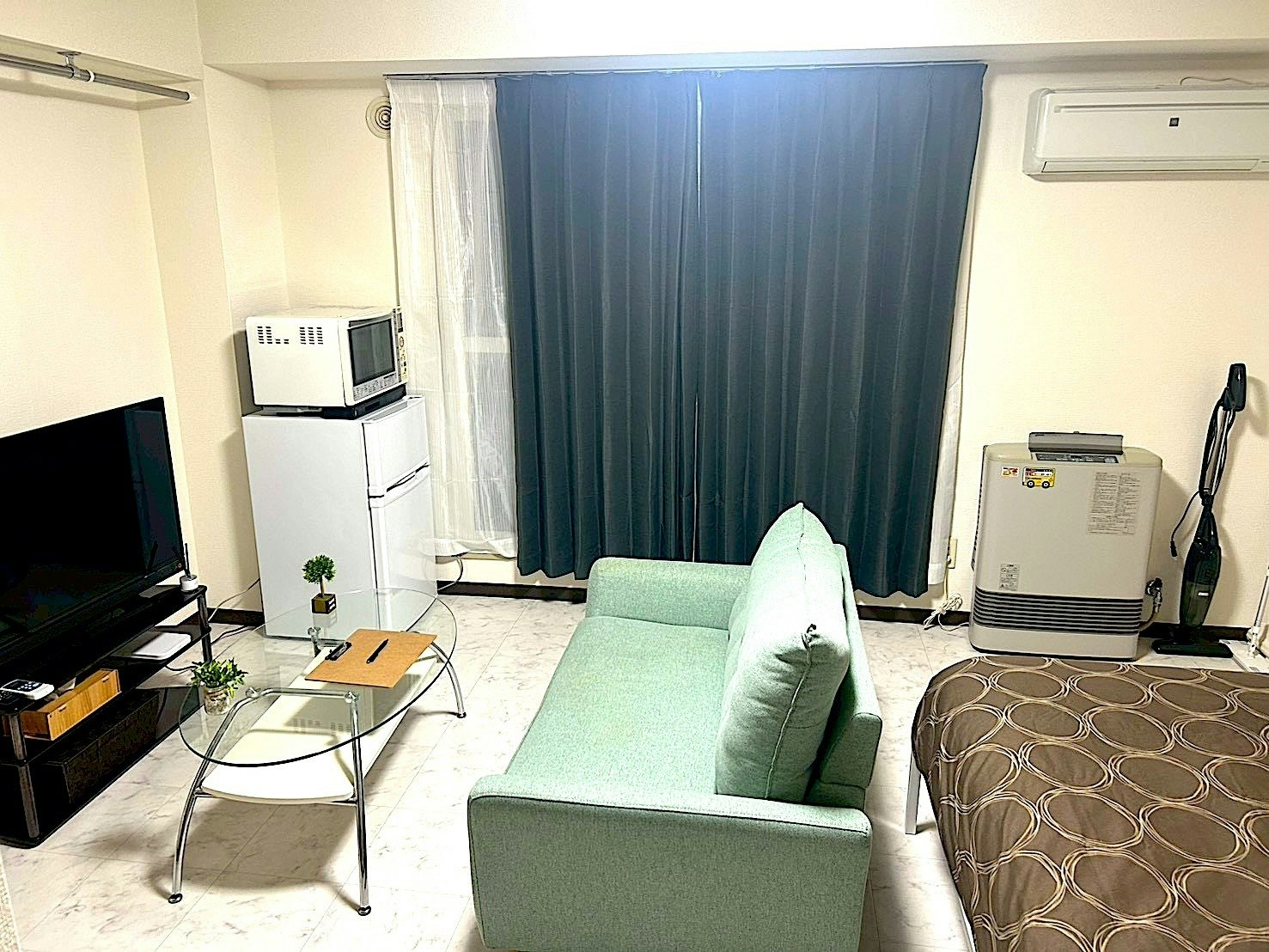札幌の中心街すすきの駅からも徒歩9分 近くにはコンビニ、スーパーがあり買い物も便利 ダブルベットB