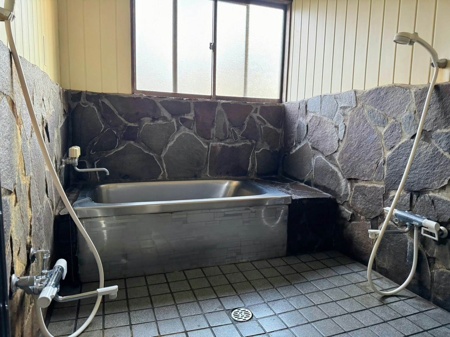 広々ログハウス 3〜16名 雨天の日は無料で屋根付きBBQ使用可能です