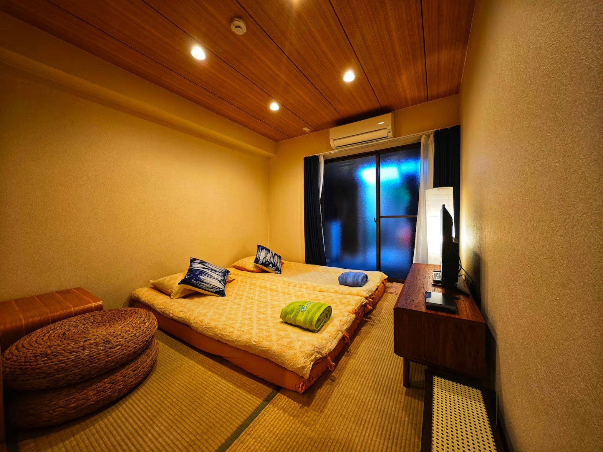 露天風呂&庭園・3寝室付き!最大6名和洋室貸切宿|地下鉄5分・なんば/梅田/心斎橋乗換なし!YU