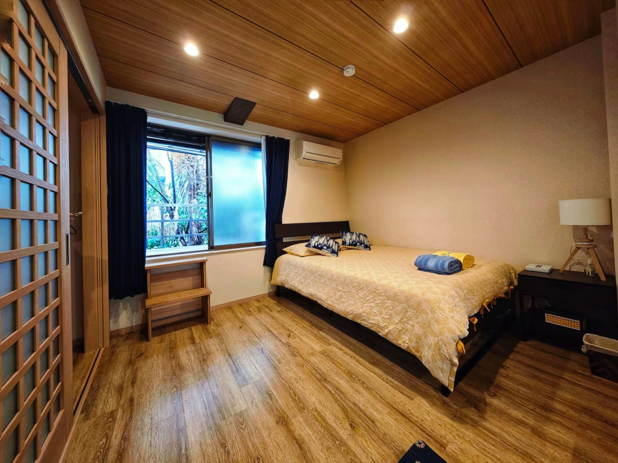 露天風呂&庭園・3寝室付き!最大6名和洋室貸切宿|地下鉄5分・なんば/梅田/心斎橋乗換なし!YU