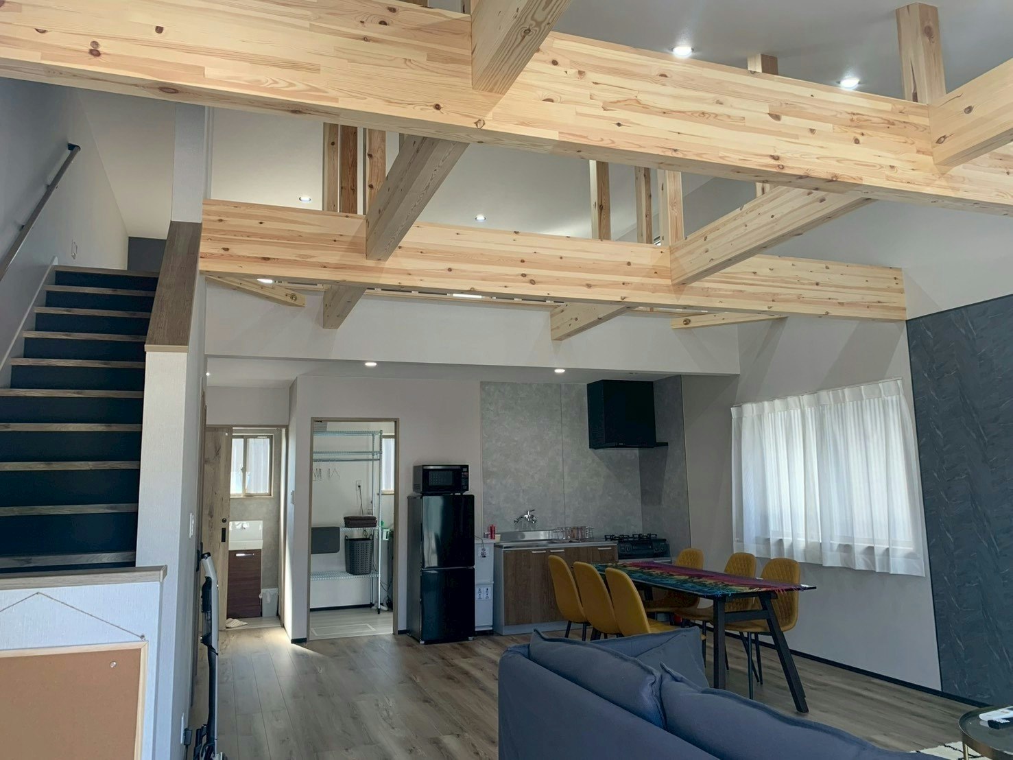 ロフト造りの一棟貸し宿泊施設、モダンスタイル