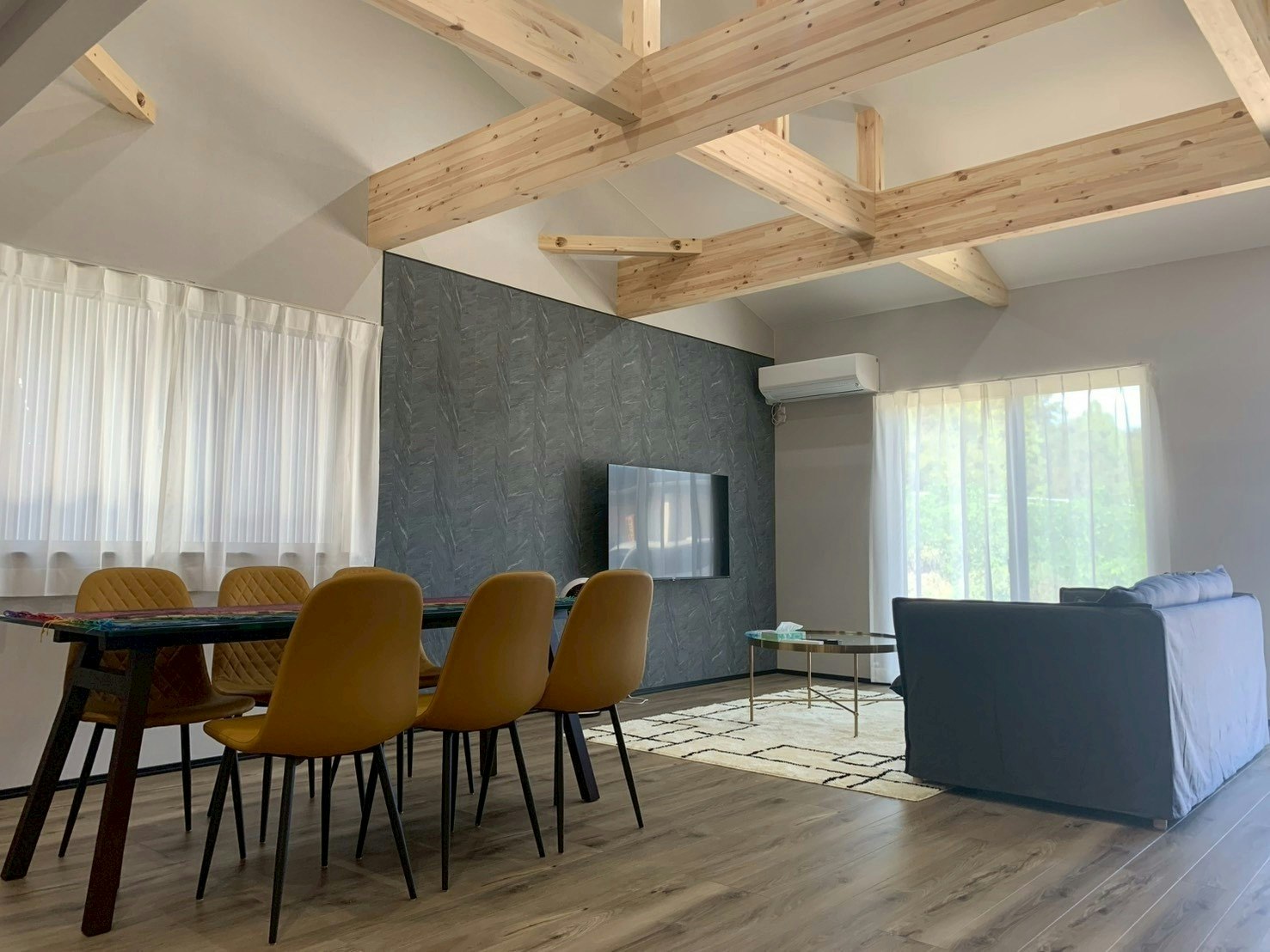 ロフト造りの一棟貸し宿泊施設、モダンスタイル