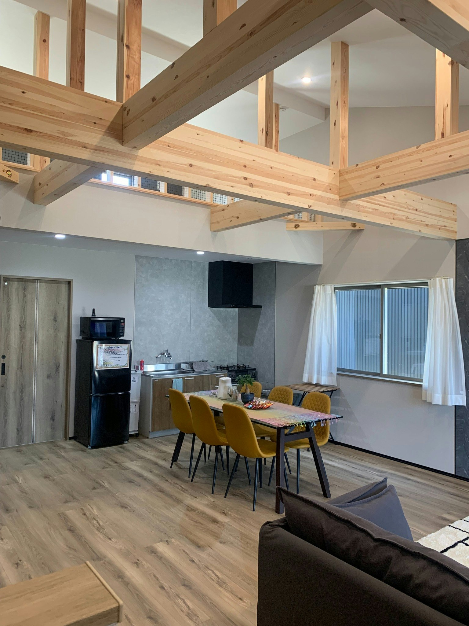 ロフト造りの一棟貸し宿泊施設、モダンスタイル