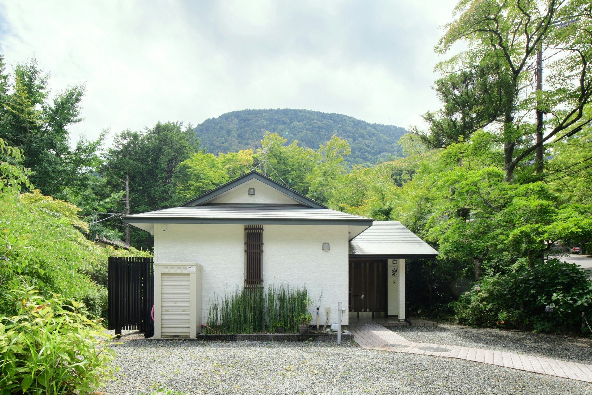 源泉かけ流し&極上の眠り|平屋の温泉宿で“湯治気分”を満喫|ドライブで美術館巡り
