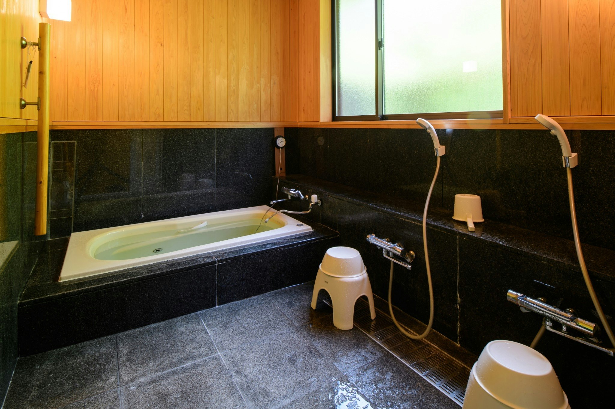 源泉かけ流し&極上の眠り|平屋の温泉宿で“湯治気分”を満喫|ドライブで美術館巡り