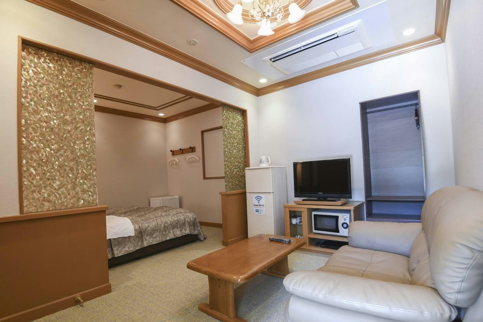 【広々28m2】 クイーン ★バストイレ別★ 素泊まり☆美術館チケット付き 