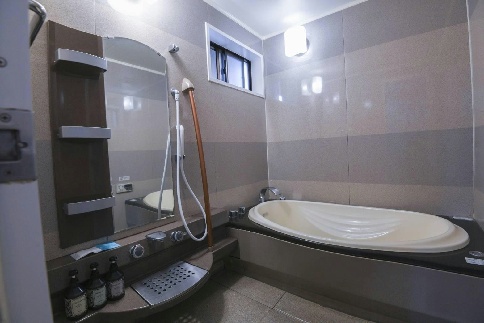 【広々28m2】 クイーン ★バストイレ別★ 素泊まり☆美術館チケット付き 