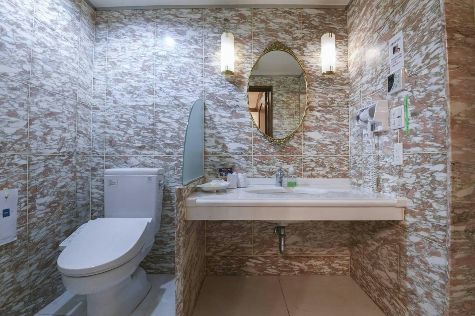 【広々28m2】 クイーン ★バストイレ別★ 素泊まり☆美術館チケット付き 