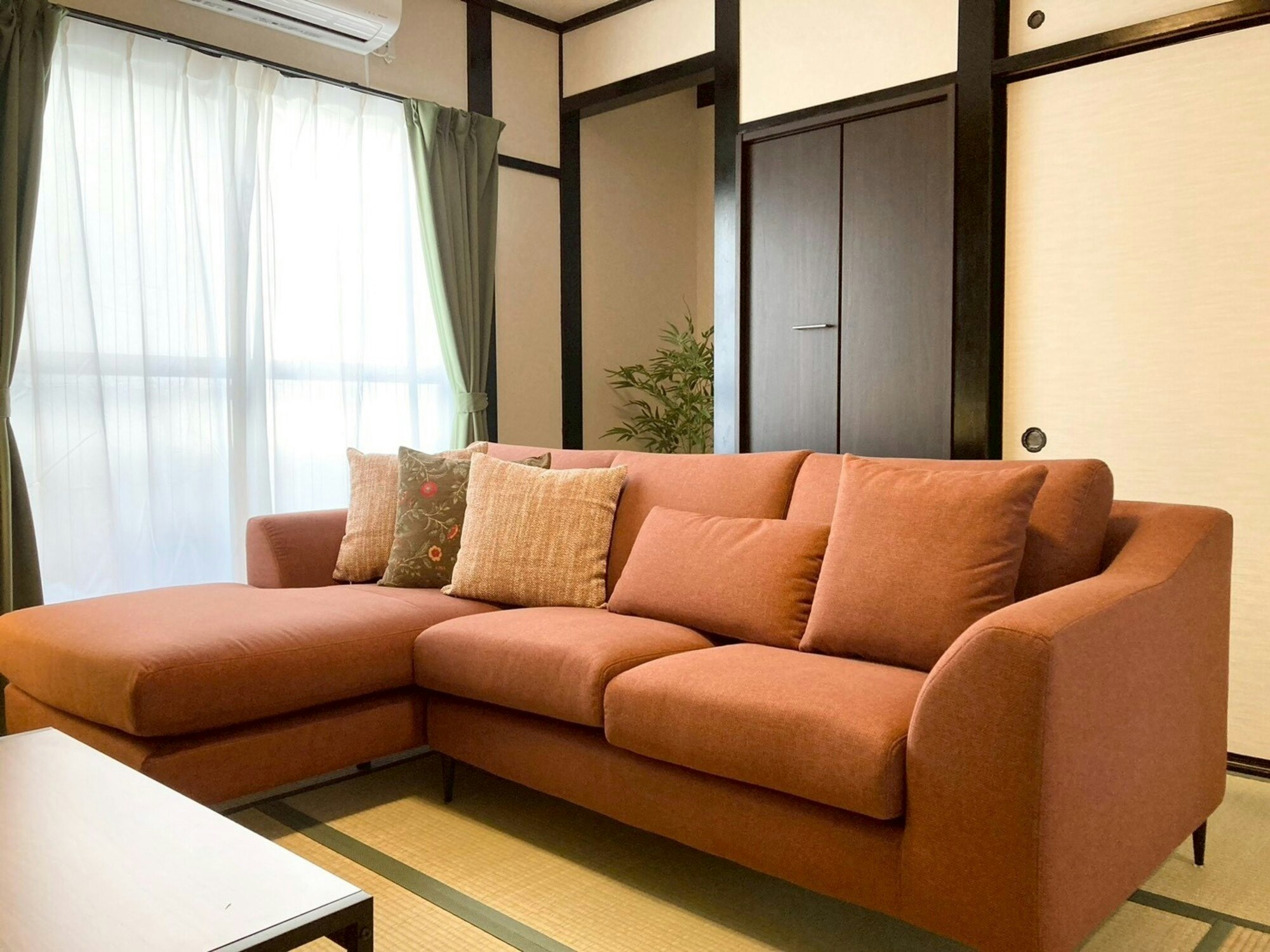 和モダン空間と広々ダイニング!USJまで5分/駐車場付き戸建(最大12名)CS25