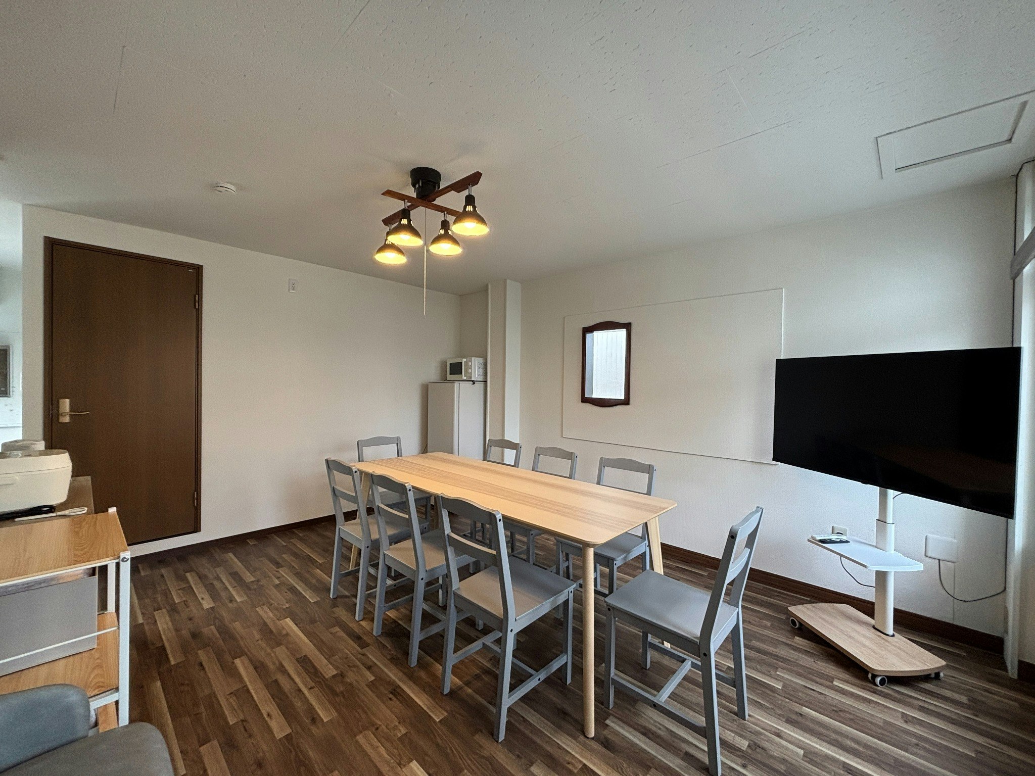 一棟貸切・最大7名グループで楽しめるリビングと、ゆったり過ごせる寝室