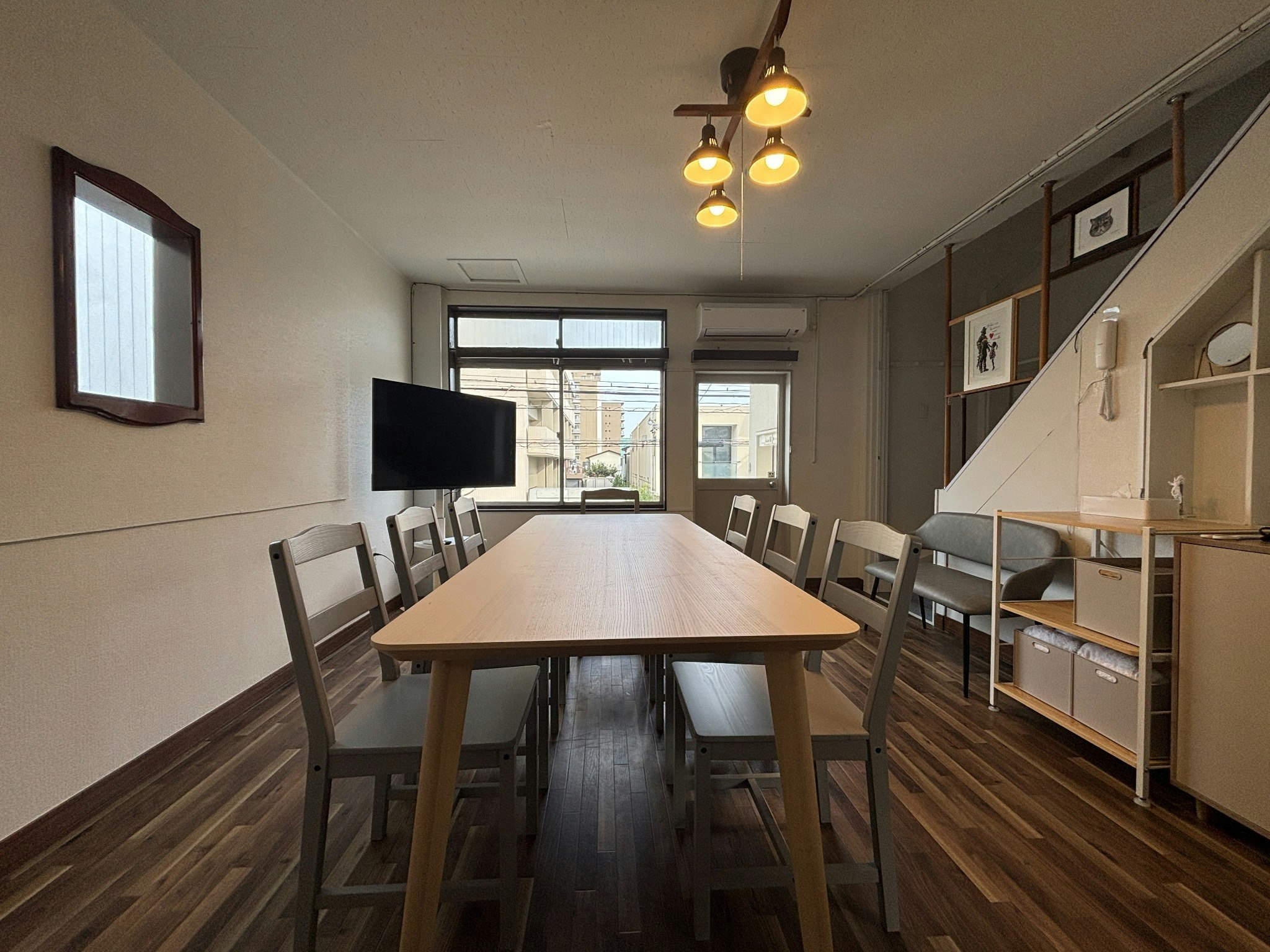 一棟貸切・最大7名グループで楽しめるリビングと、ゆったり過ごせる寝室