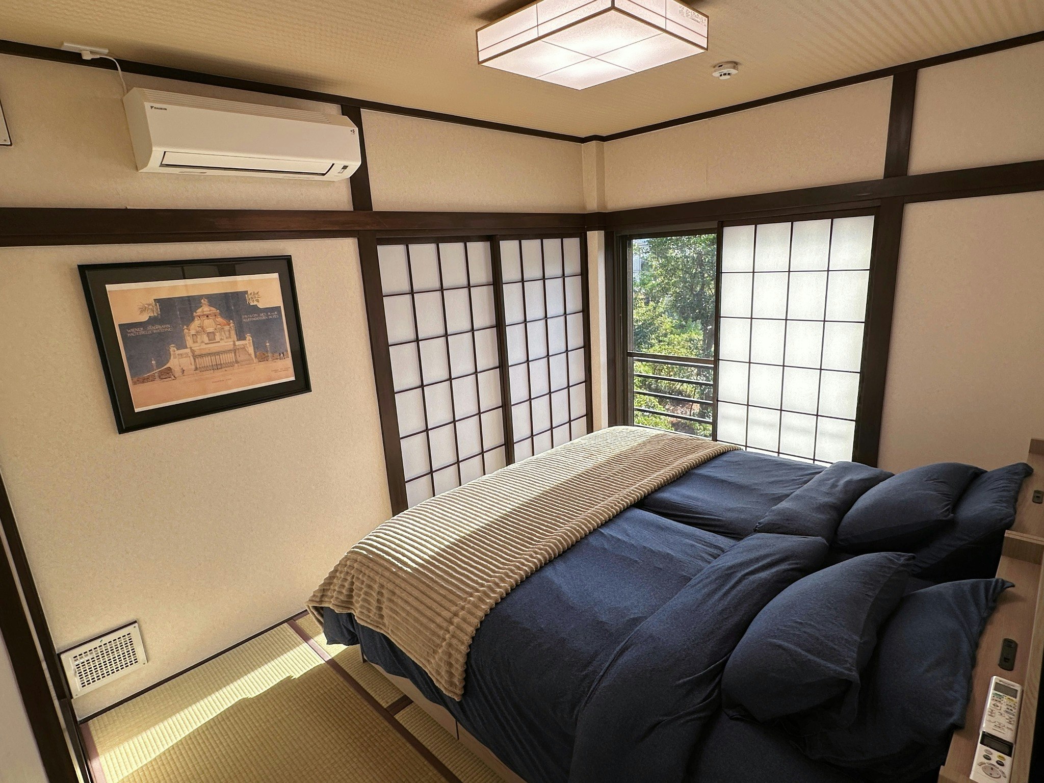 自然に囲まれた伊豆高原の一棟貸し別荘|伊豆大島と天城山ビュー!嬉しいテラス付【GOOD WIND】