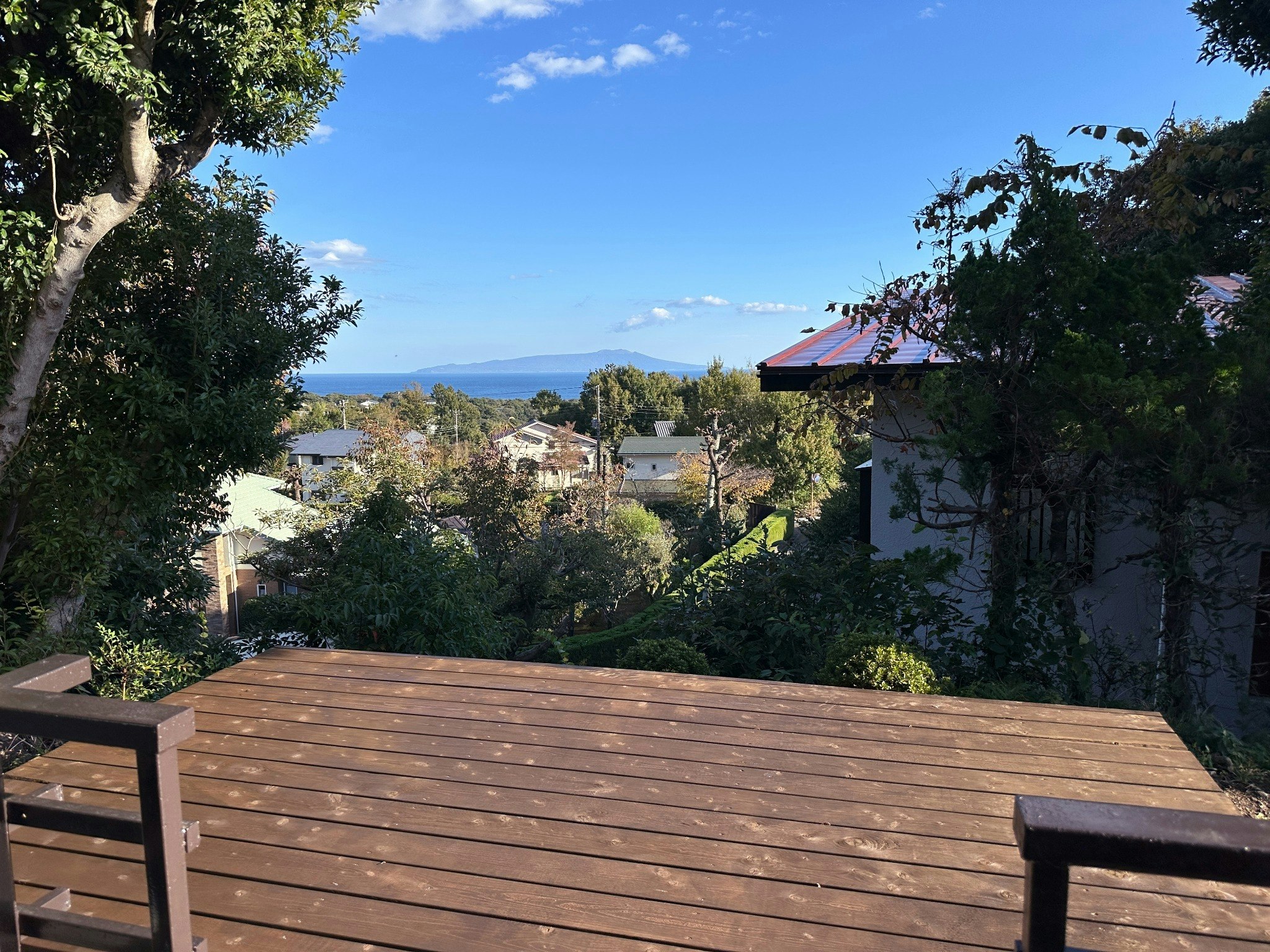 自然に囲まれた伊豆高原の一棟貸し別荘|伊豆大島と天城山ビュー!嬉しいテラス付【GOOD WIND】