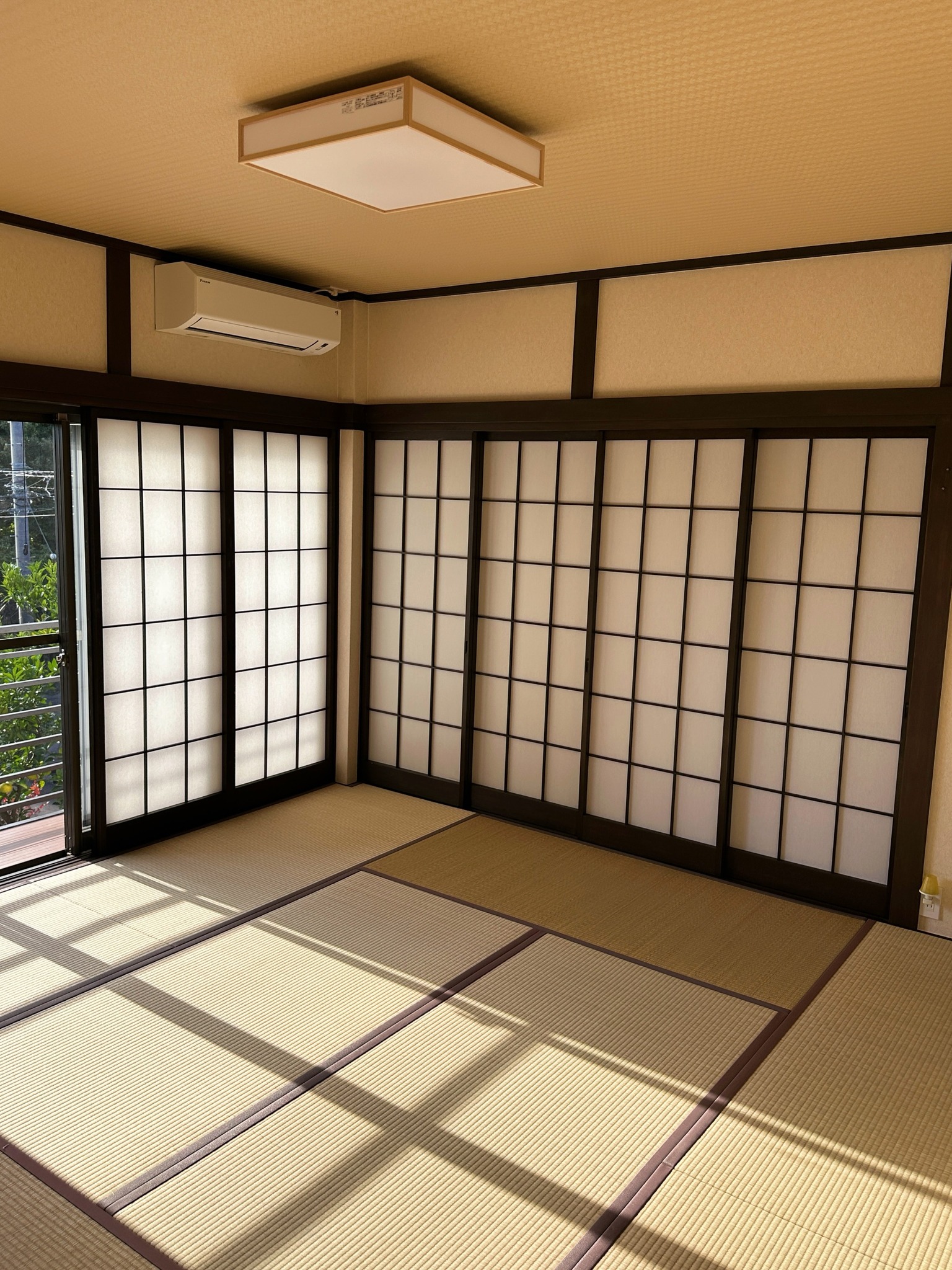 自然に囲まれた伊豆高原の一棟貸し別荘|伊豆大島と天城山ビュー!嬉しいテラス付【GOOD WIND】