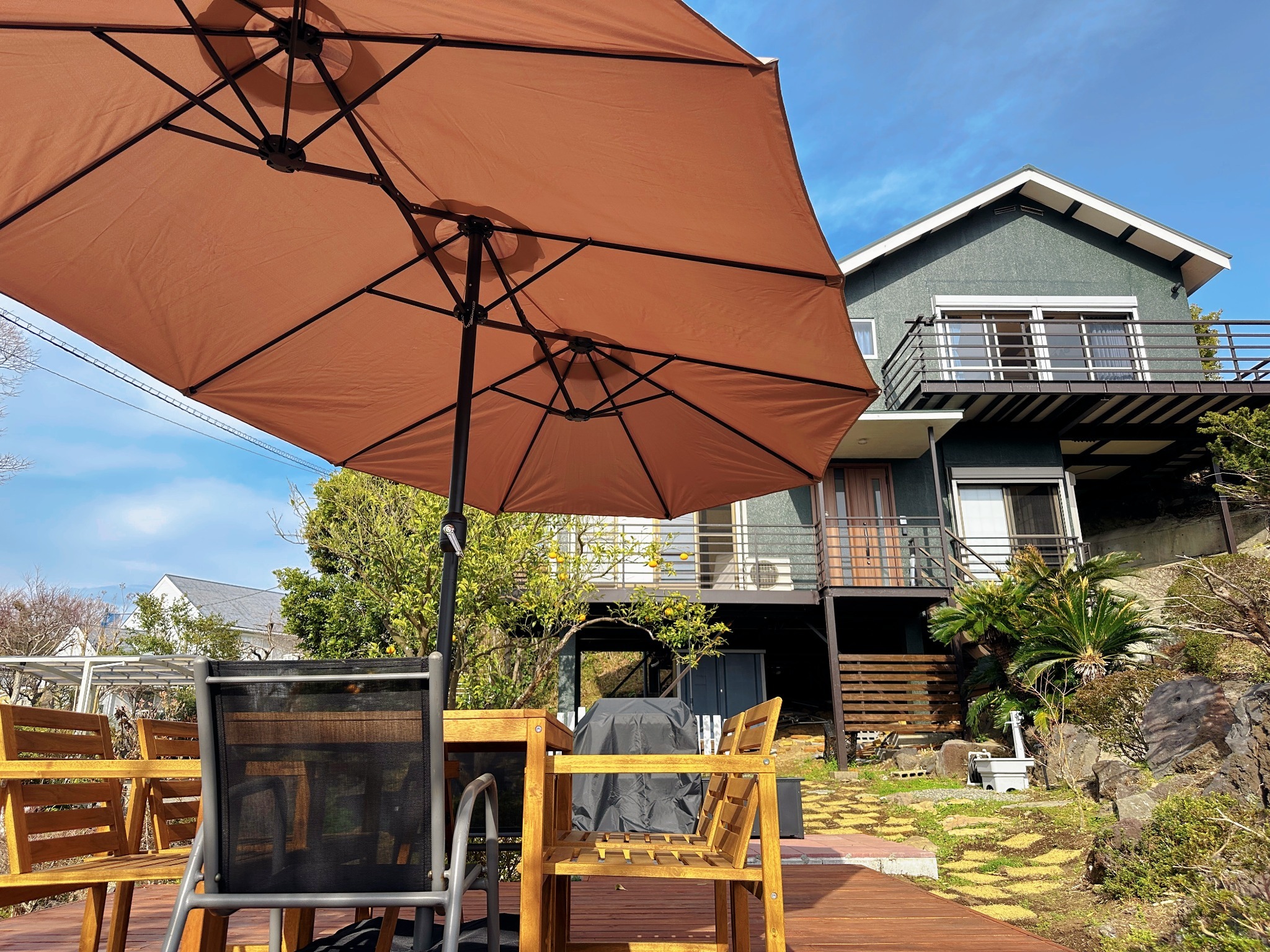 自然に囲まれた伊豆高原の一棟貸し別荘|伊豆大島と天城山ビュー!嬉しいテラス付【GOOD WIND】