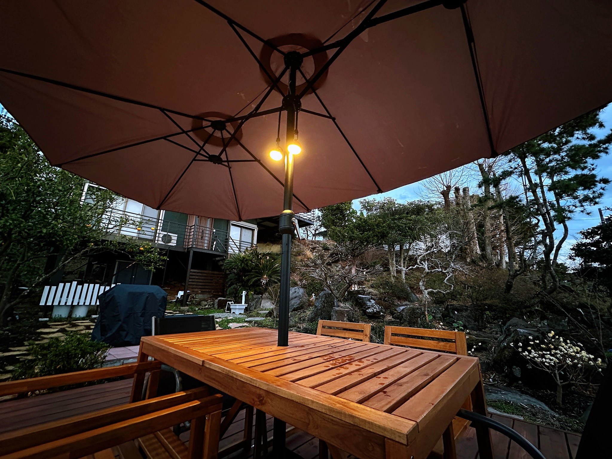 自然に囲まれた伊豆高原の一棟貸し別荘|伊豆大島と天城山ビュー!嬉しいテラス付【GOOD WIND】