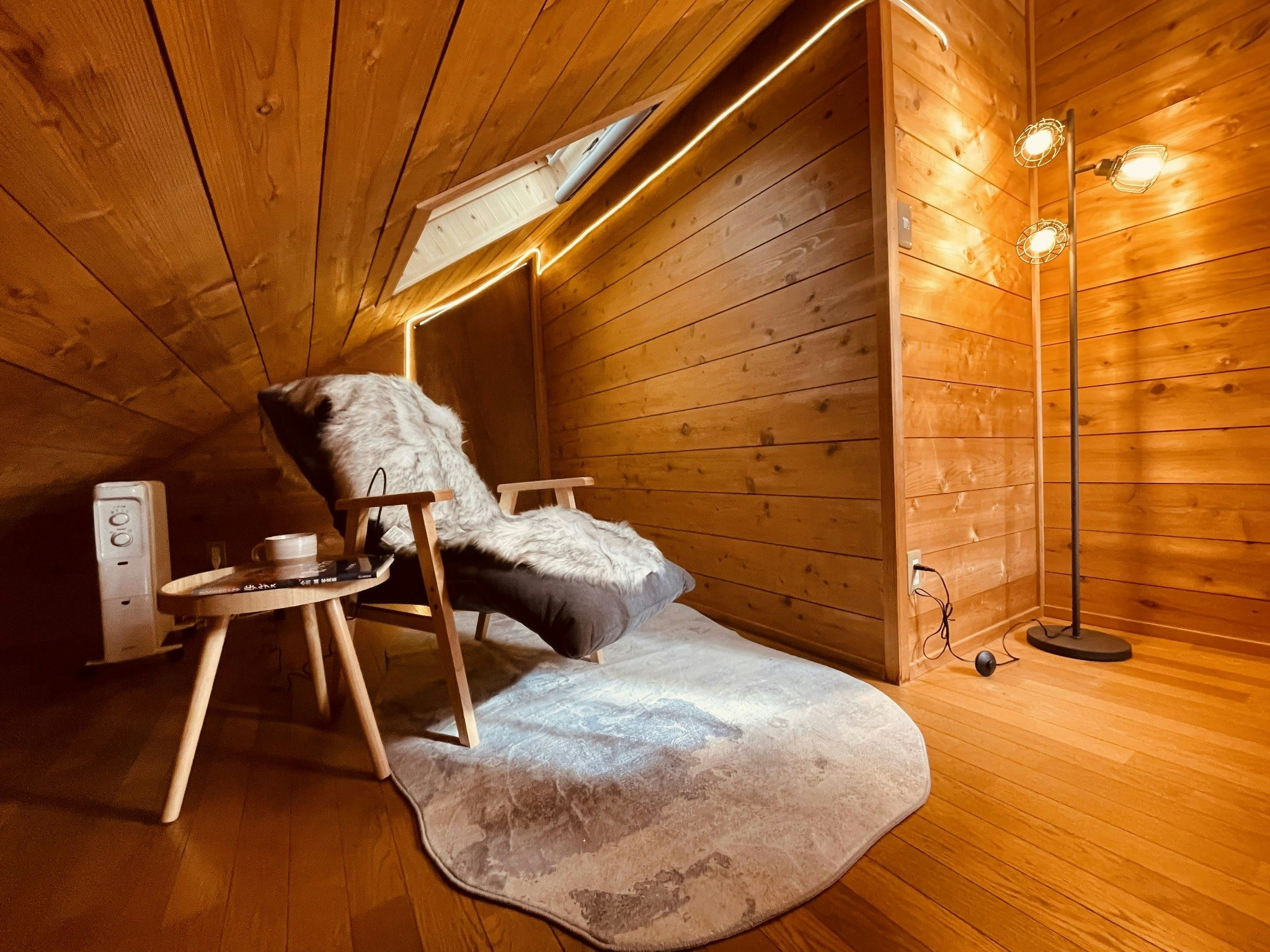 【2025リノベ済】川沿いの落ち着いた丸太ログ / Cozy Riverside Log Cabin