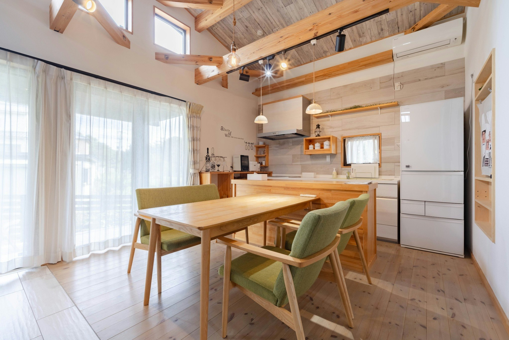 西軽井沢 木の温もりと吹き抜けロフトの北欧ヴィラ