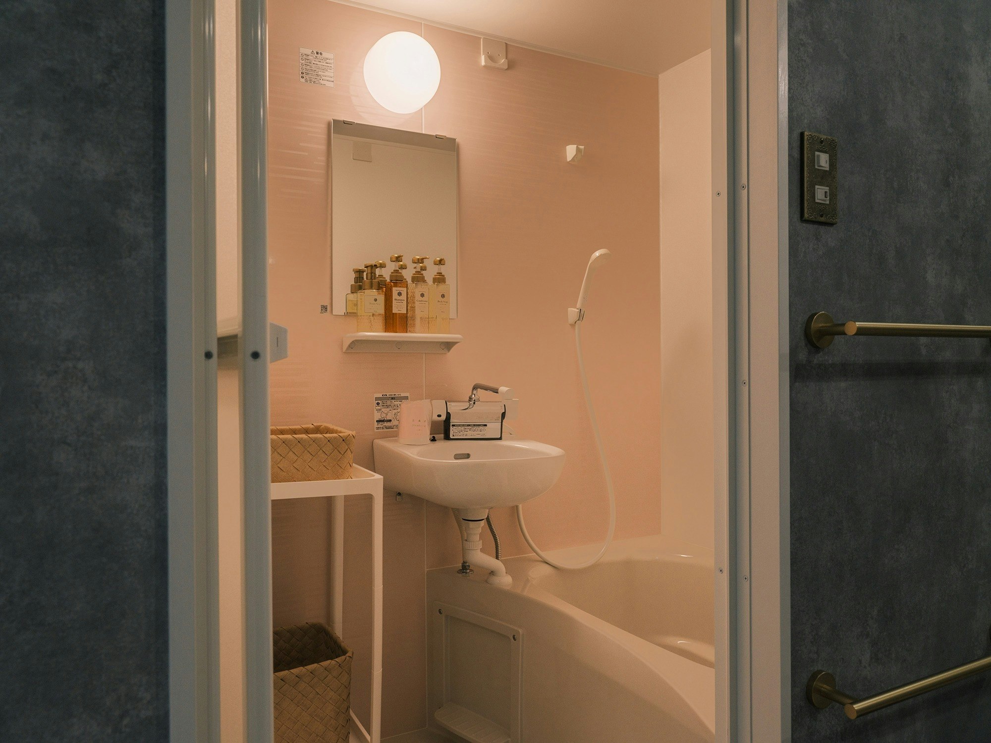 101号室|なんばまで徒歩14分|黒門市場まで徒歩3分|日本橋駅まで徒歩6分|京都奈良へ日帰りOK