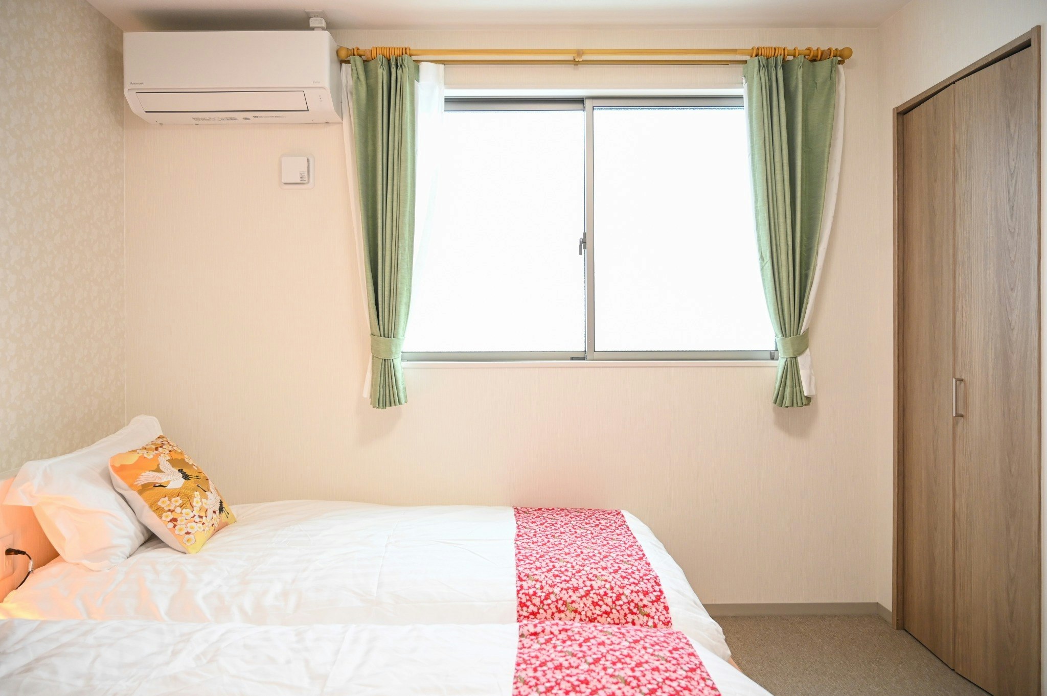 201 JR塚本駅徒歩5分の好立地。 京都・神戸へ直通、 梅田1駅・新大阪2駅でアクセス良好。