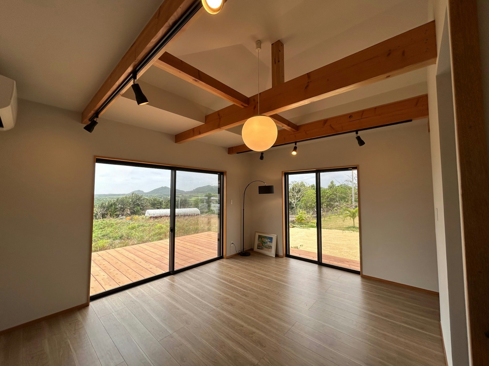 見晴らしのいいウッドデッキで静かな環境。