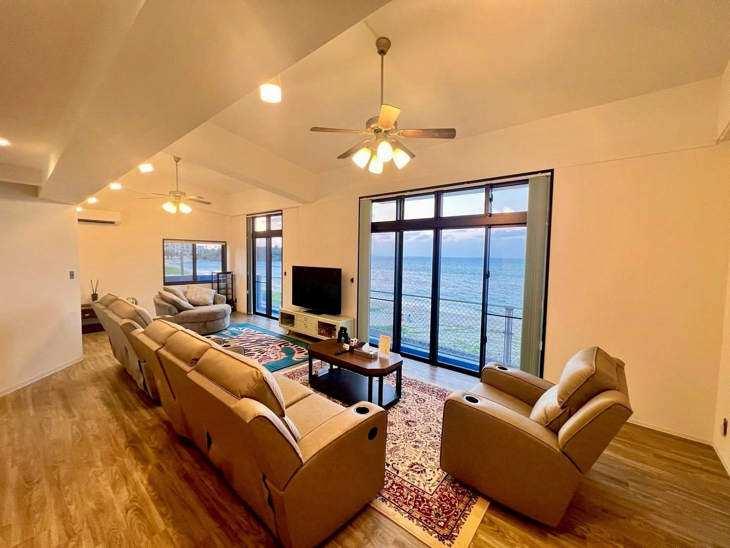 【圧巻のビーチフロント】海と夕日を独占するプライベートコテージ|3寝室 最大12名