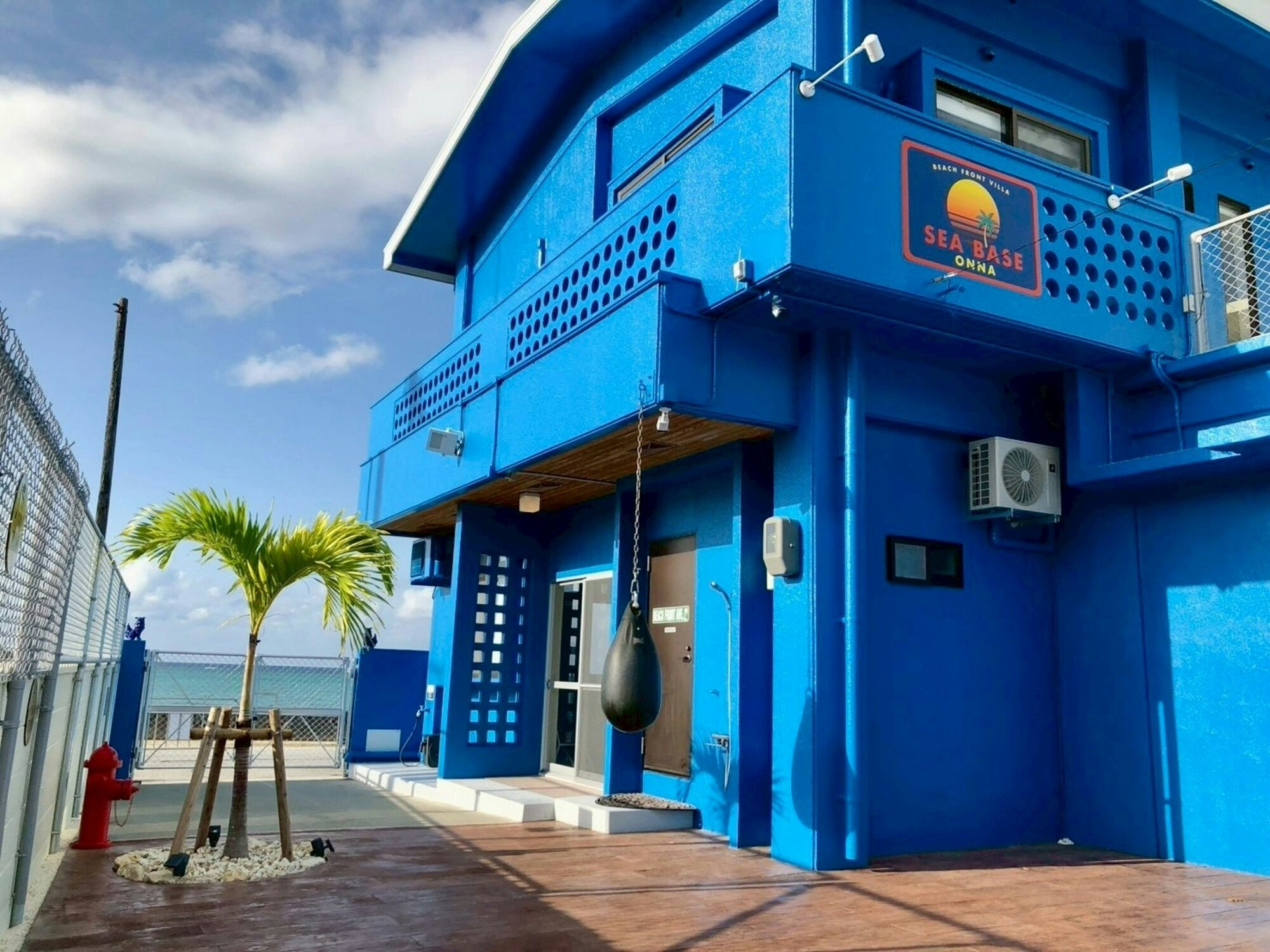 【圧巻のビーチフロント】海と夕日を独占するプライベートコテージ|3寝室 最大12名