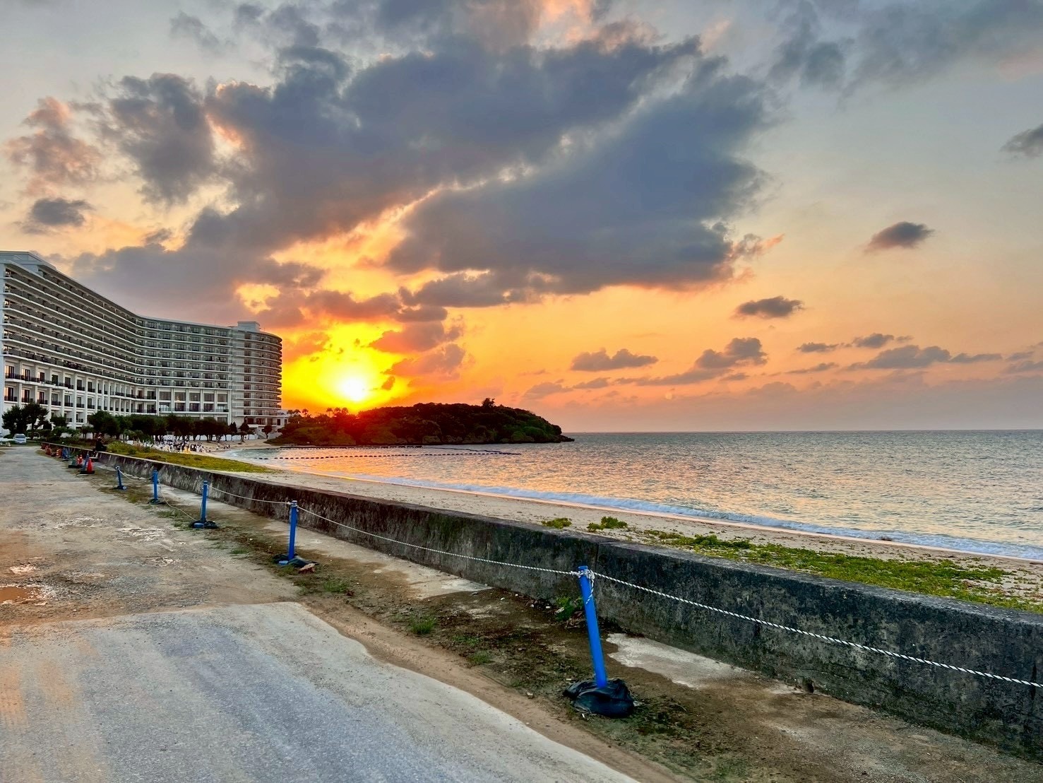 【圧巻のビーチフロント】海と夕日を独占するプライベートコテージ|3寝室 最大12名