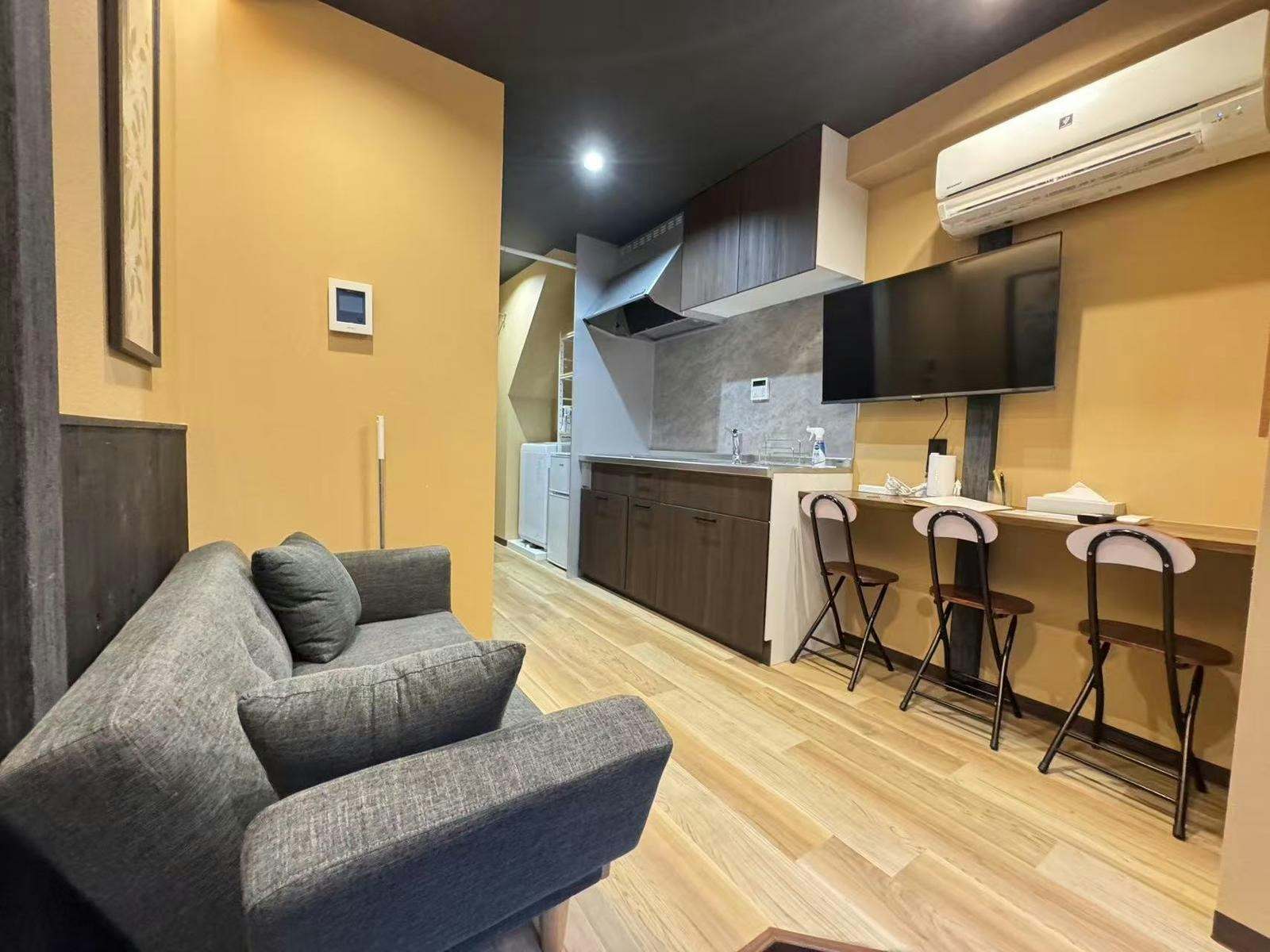 NEW*健杉*大国町駅徒歩5分*難波も一駅*2階建て戸建住宅*2部屋