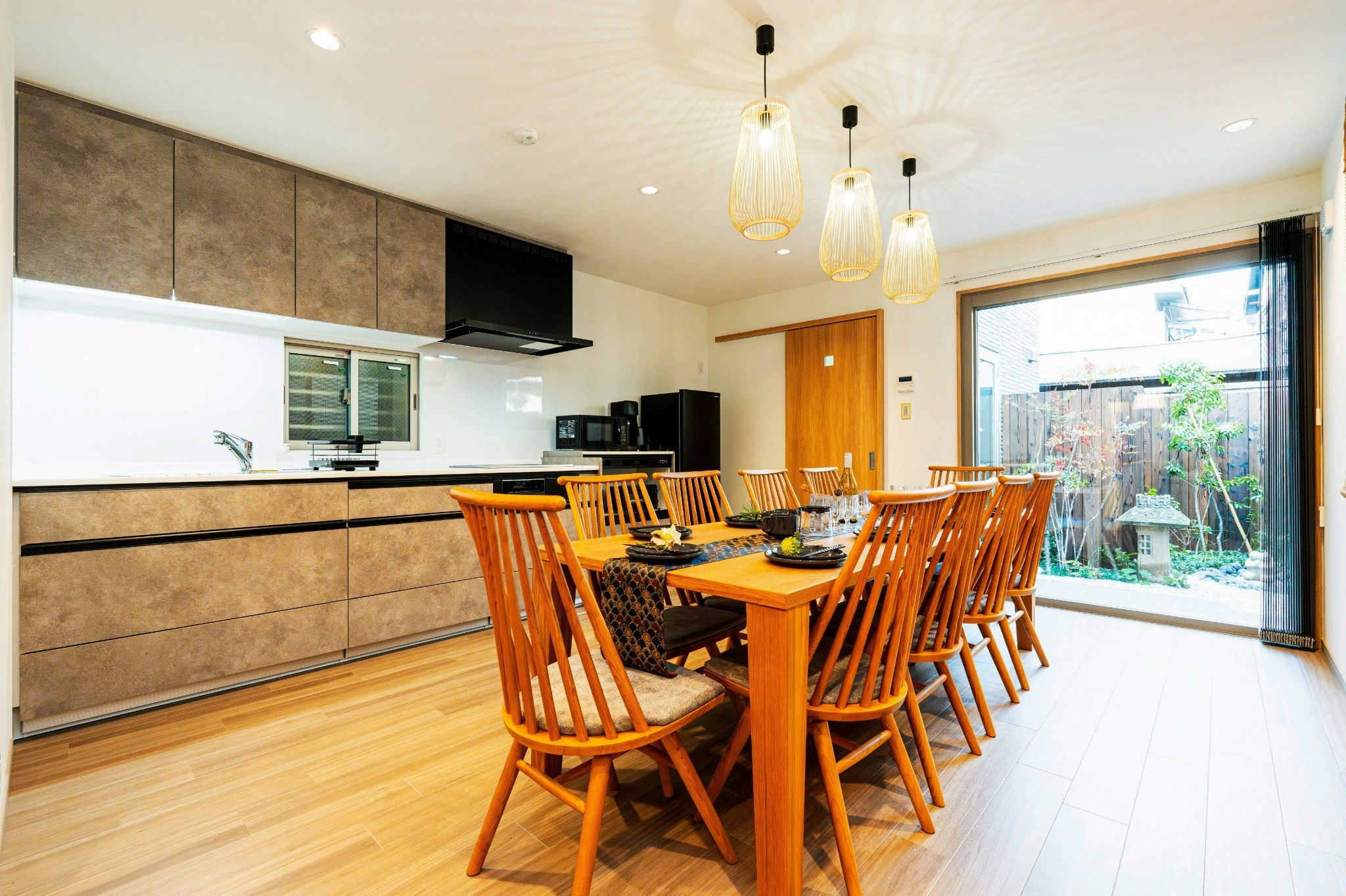 【京都駅から徒歩5分】駐車場2台無料|天然檜風呂と庭園の贅沢|140m2高級和モダン|3LDK