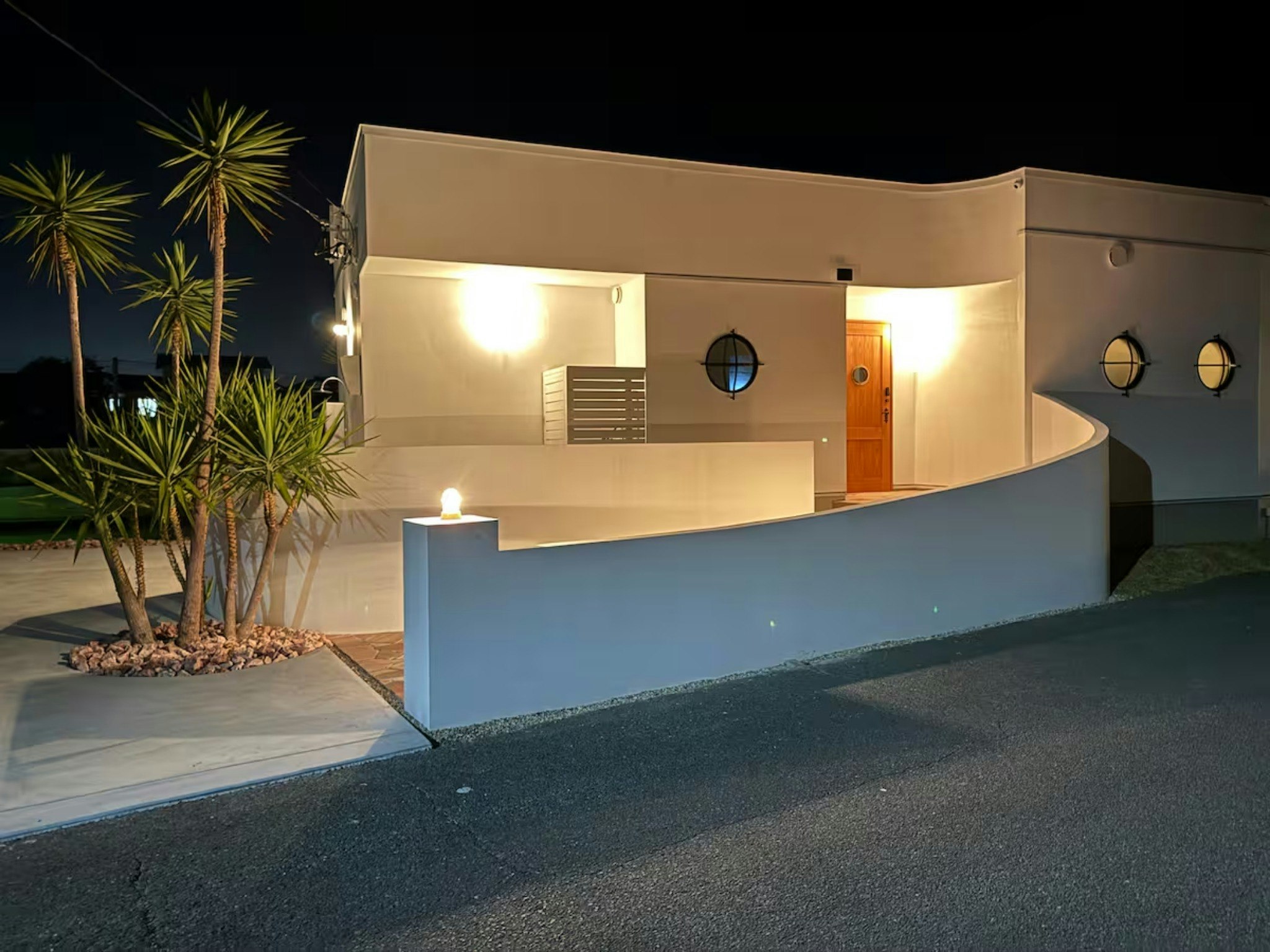 まるで地中海の島に迷いこんだような青島のリゾート一棟貸し別荘