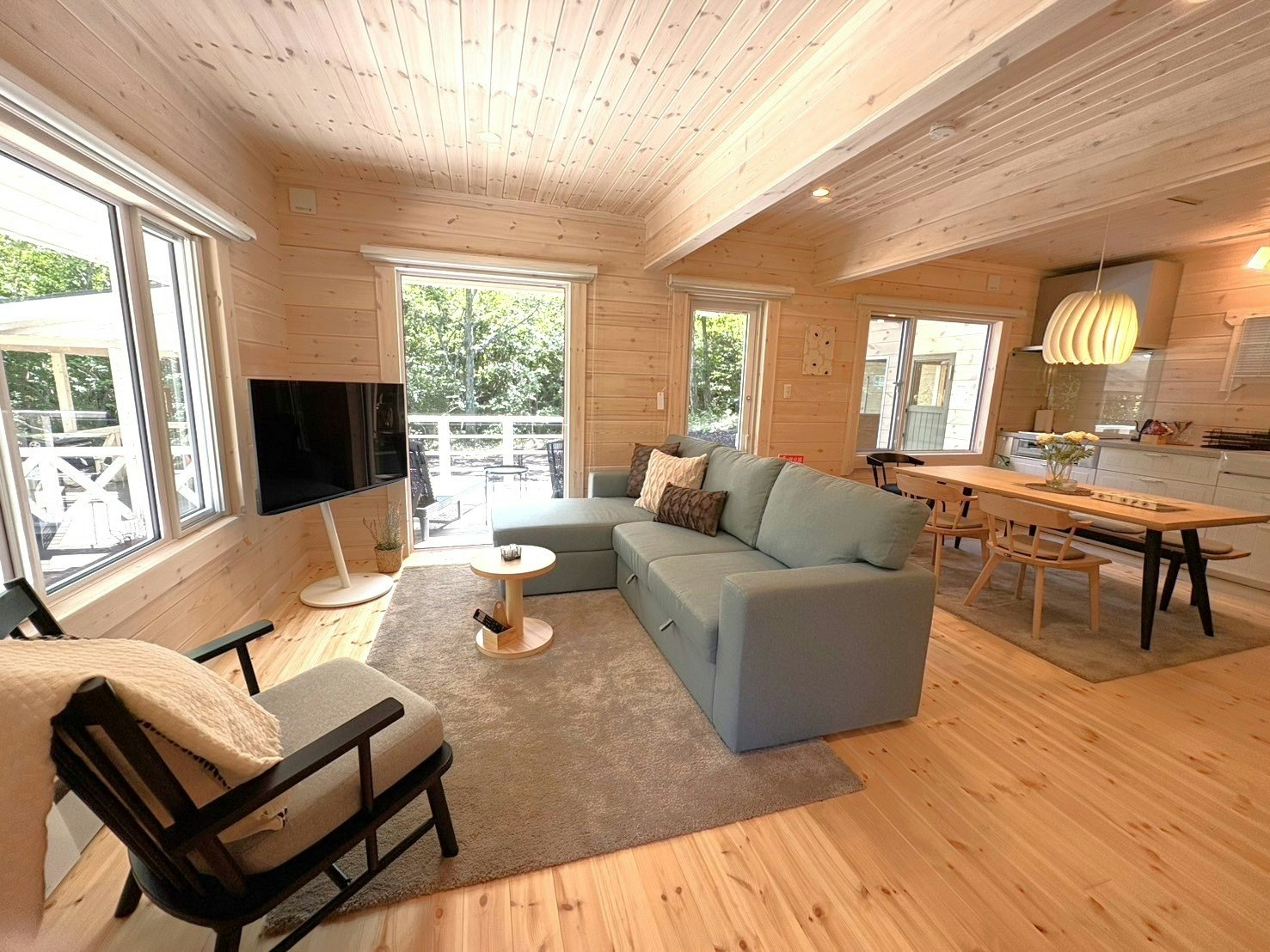 フィンランドサウナと本格的炭火BBQ、薪ストーブを楽しむ森ステイ