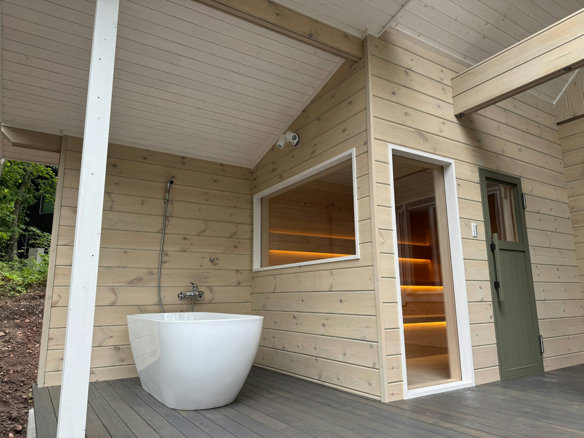 フィンランドサウナと本格的炭火BBQ、薪ストーブを楽しむ森ステイ