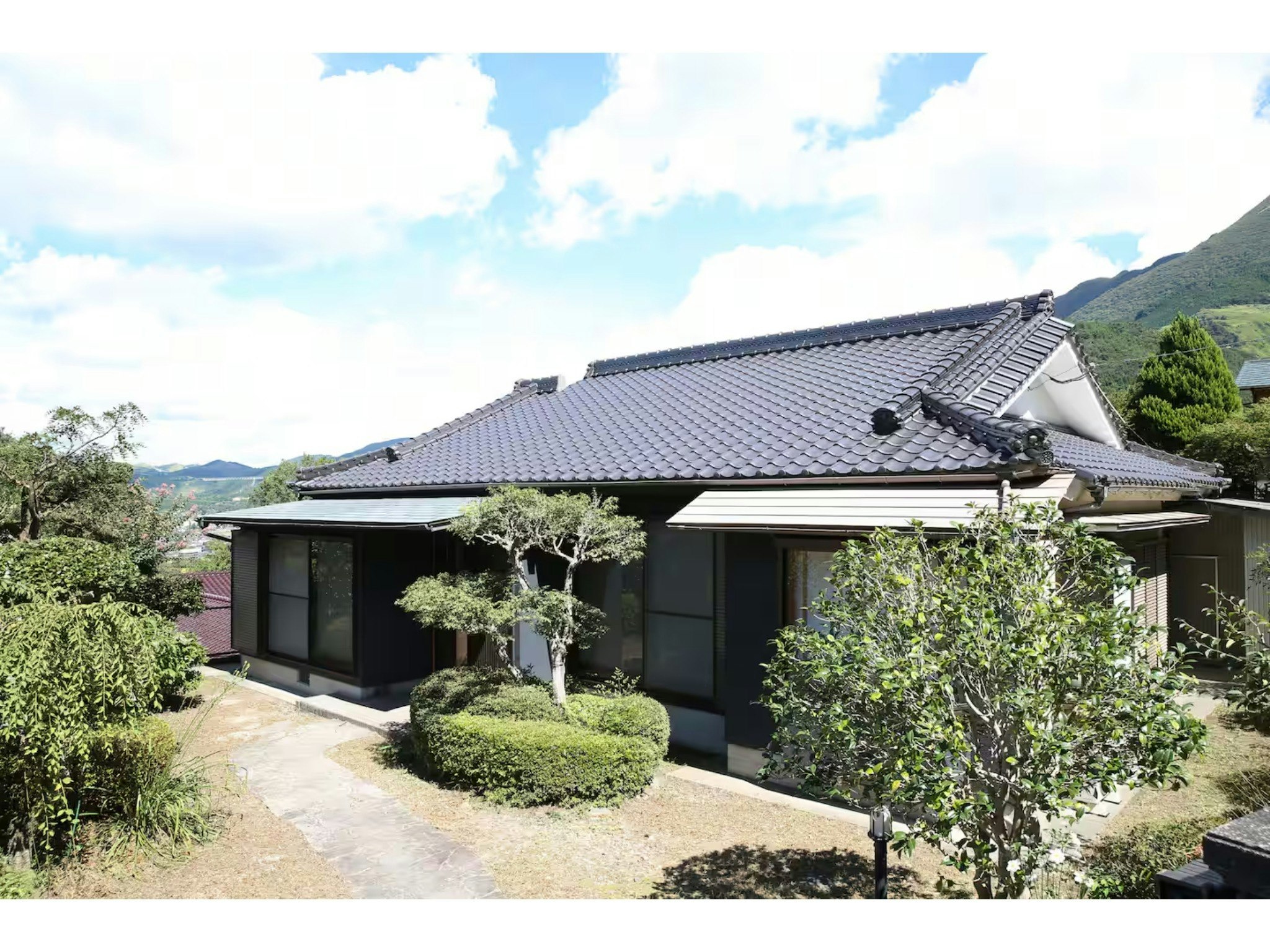 金鱗湖&湯の坪街道まで車6分|和風一棟貸切の無人宿|12名