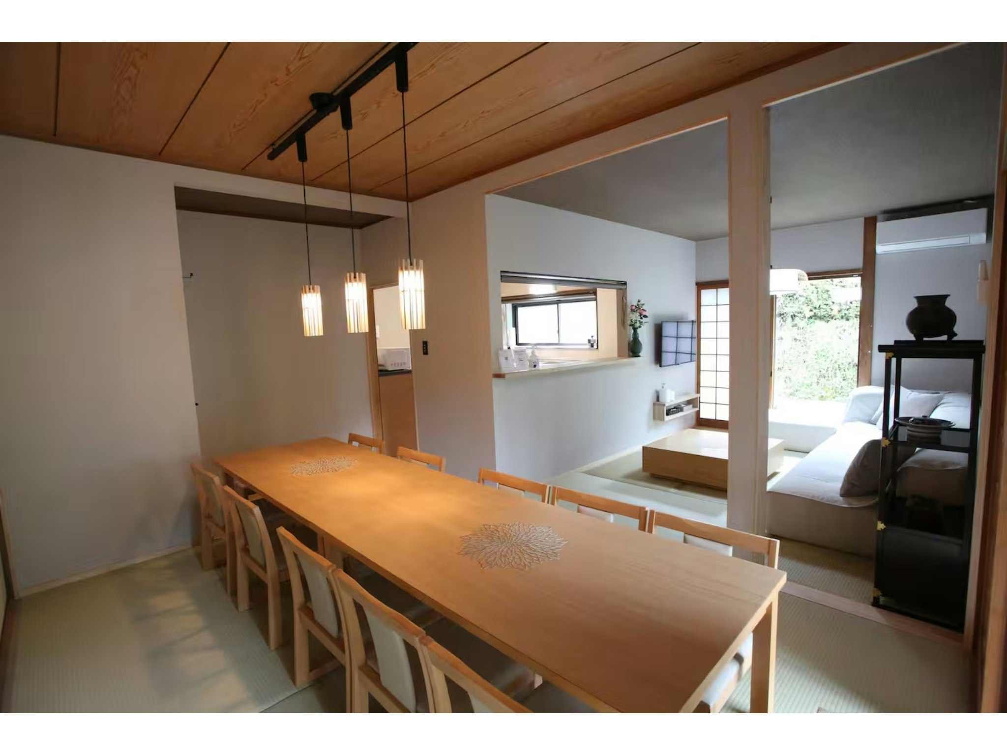 金鱗湖&湯の坪街道まで車6分|和風一棟貸切の無人宿|12名