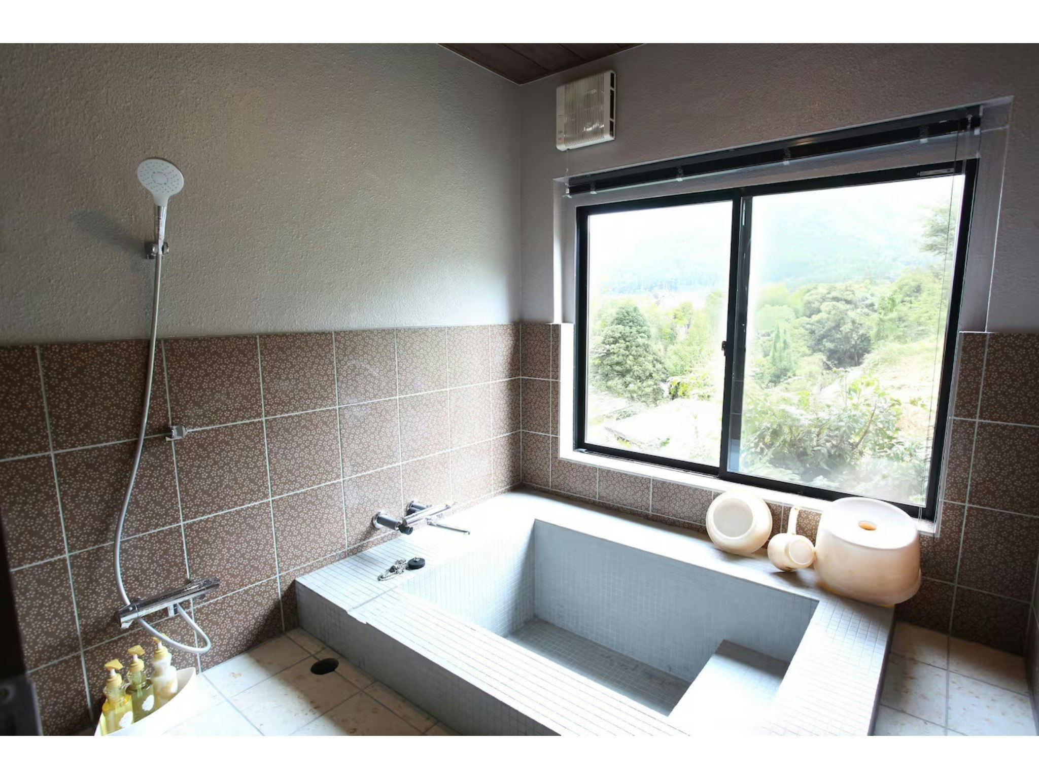 金鱗湖&湯の坪街道まで車6分|和風一棟貸切の無人宿|12名