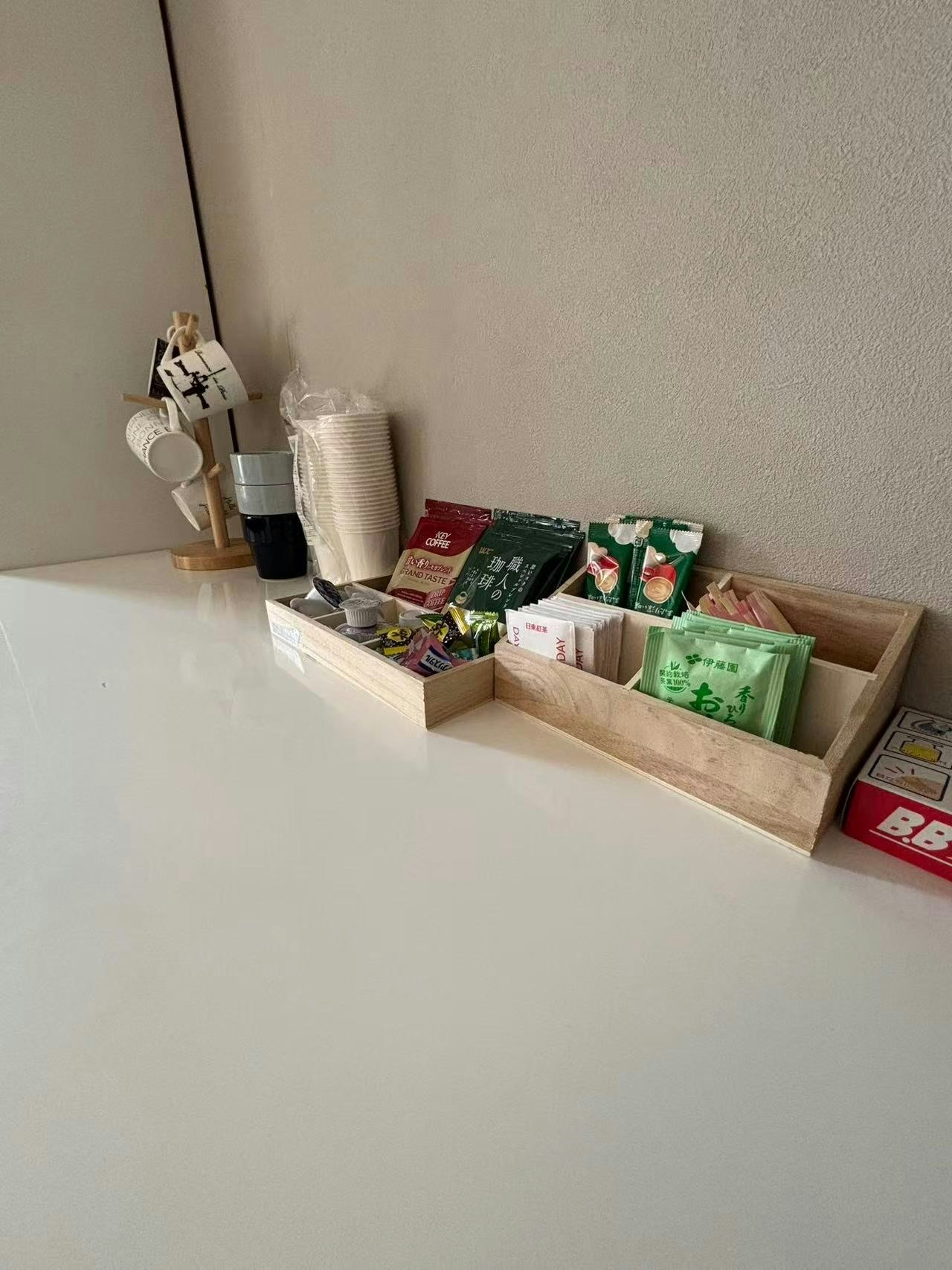 2階建て、モダンなデザイン。  