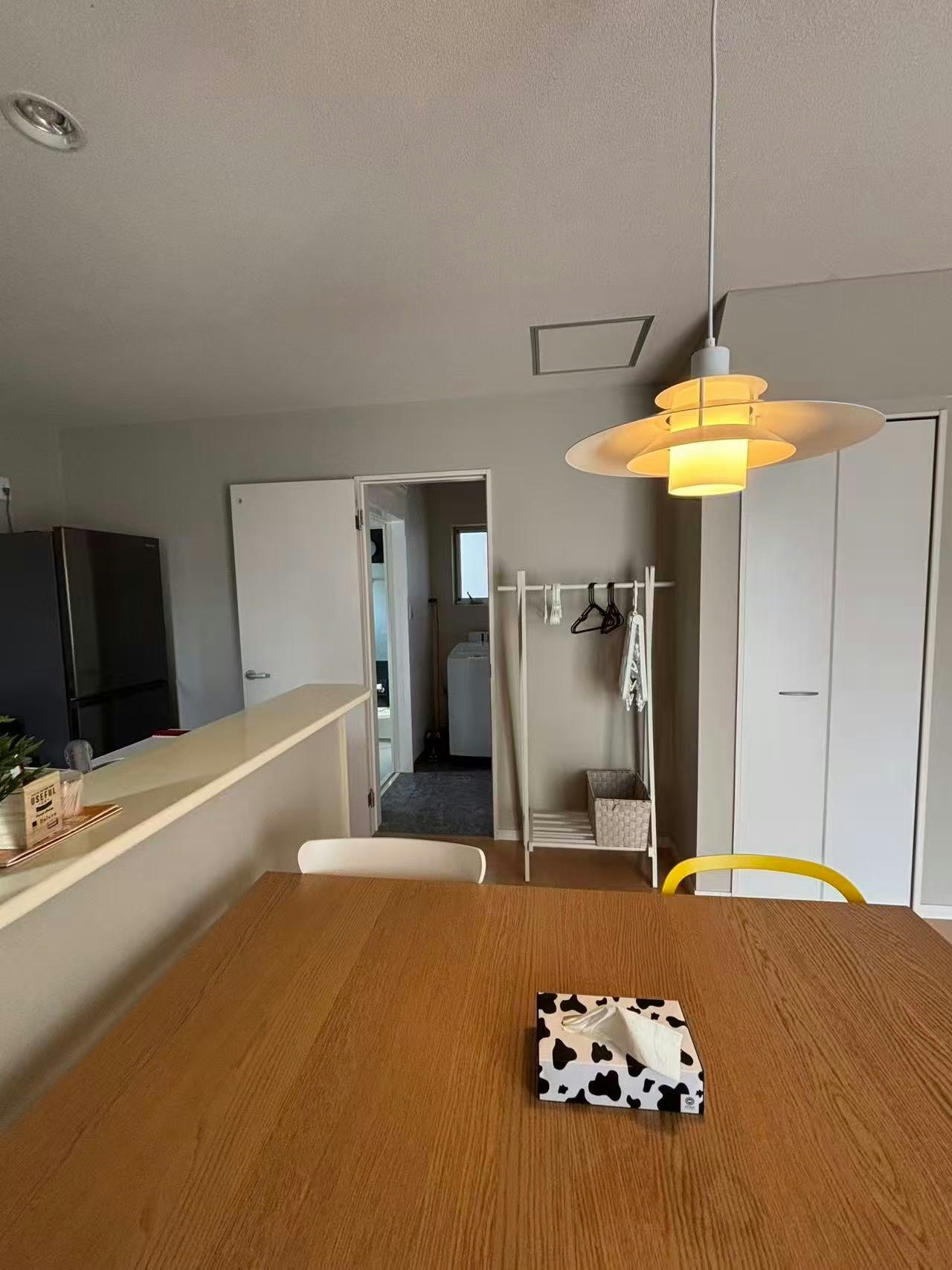 2階建て、モダンなデザイン。  