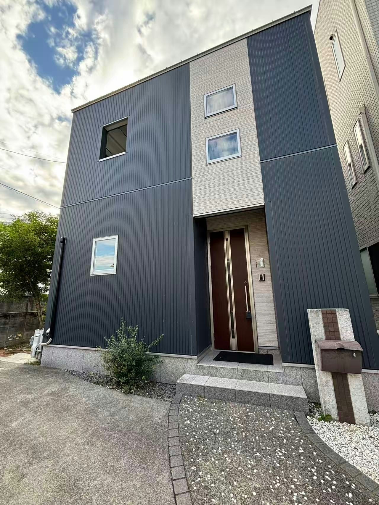 2階建て、モダンなデザイン。  