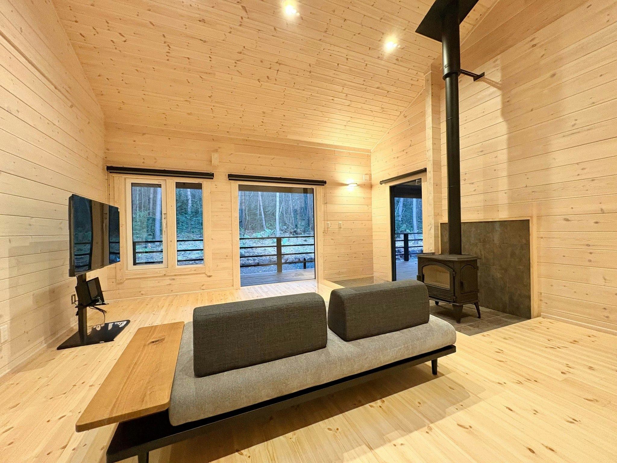 フィンランドサウナと本格的炭火BBQ、薪ストーブを楽しむ森ステイ