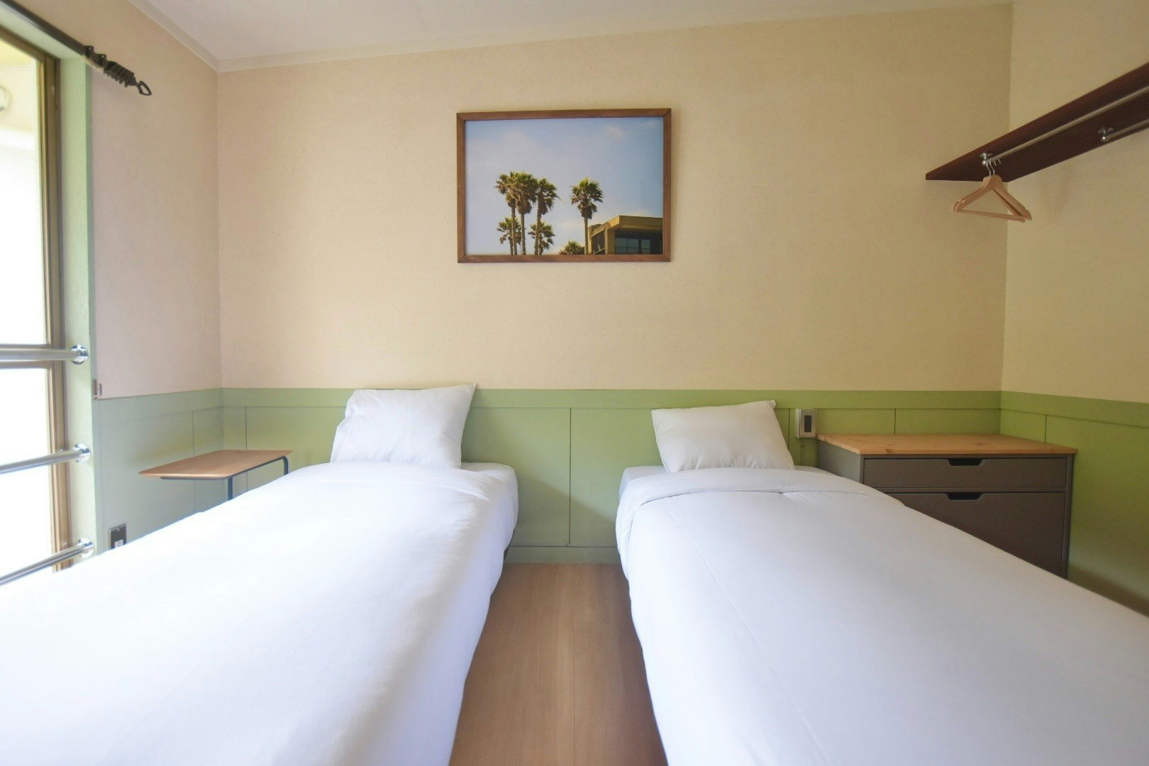 個室セミシングル2台|定員2名|共用シャワー|海と風の隠れ家