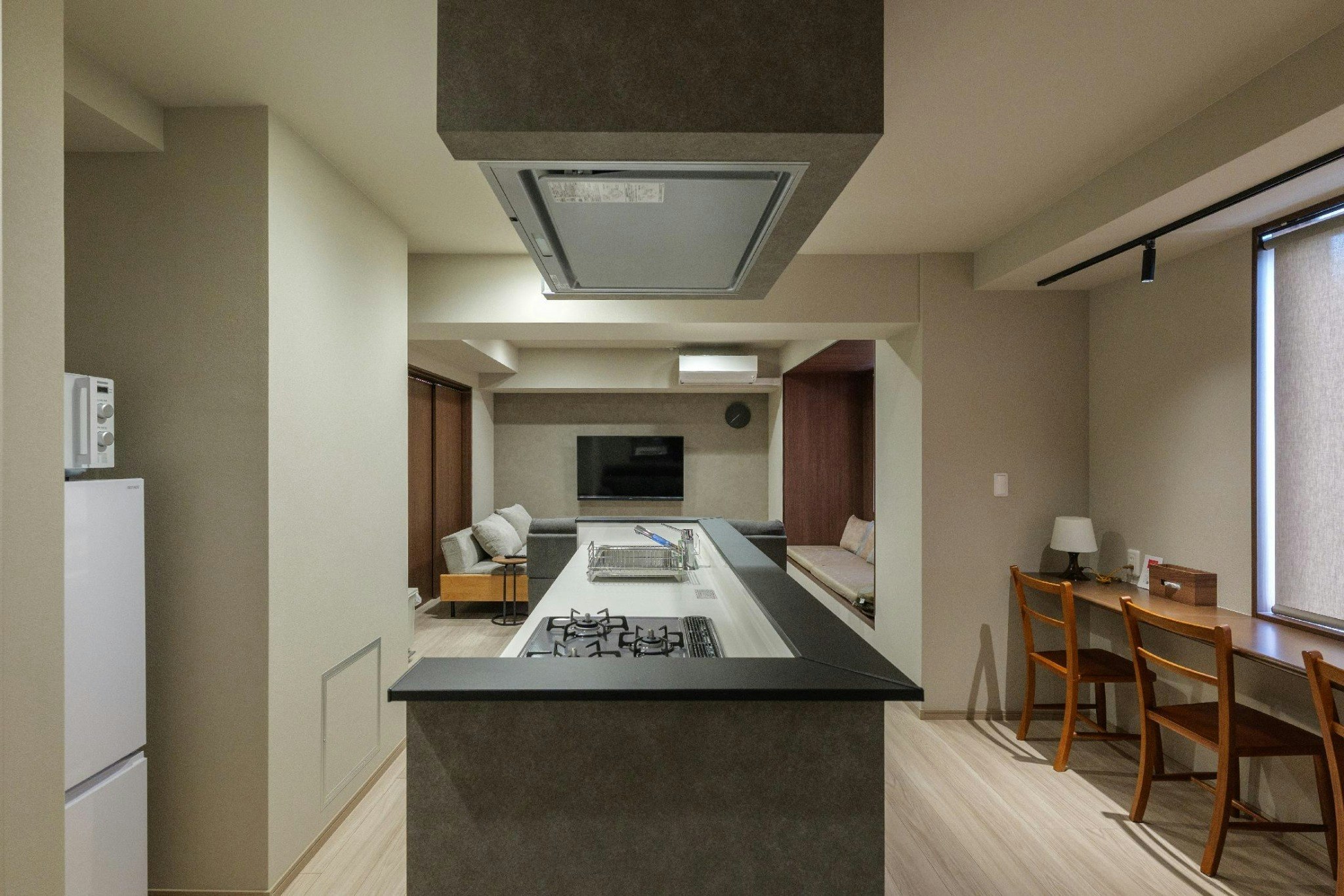 熊本城のすぐそば、繁華街へも徒歩2分。ワンフロア貸切の開放感あるお部屋