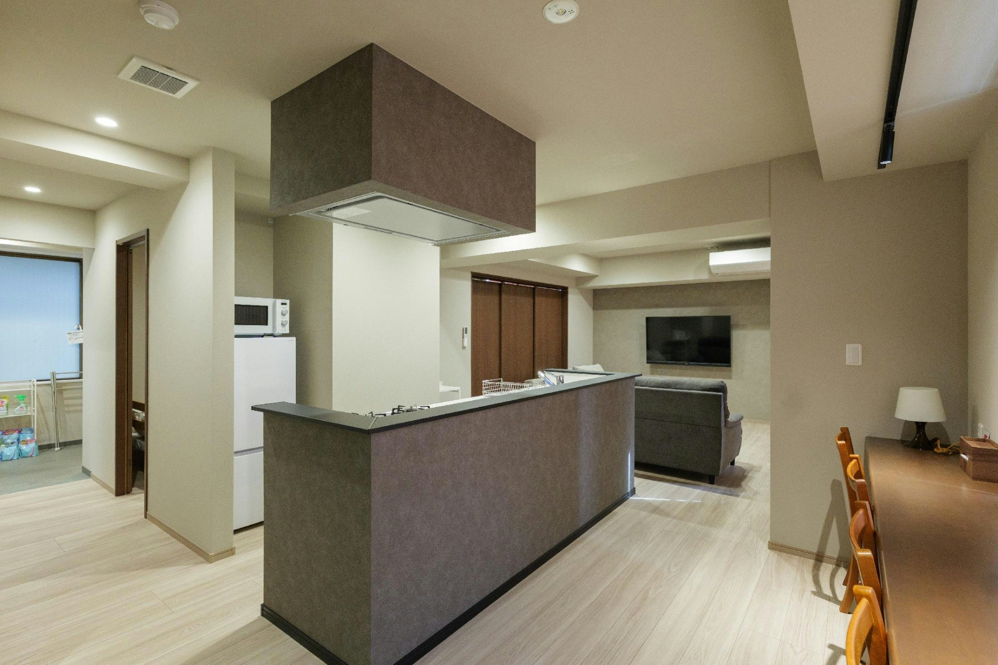 熊本城のすぐそば、繁華街へも徒歩2分。ワンフロア貸切の開放感あるお部屋