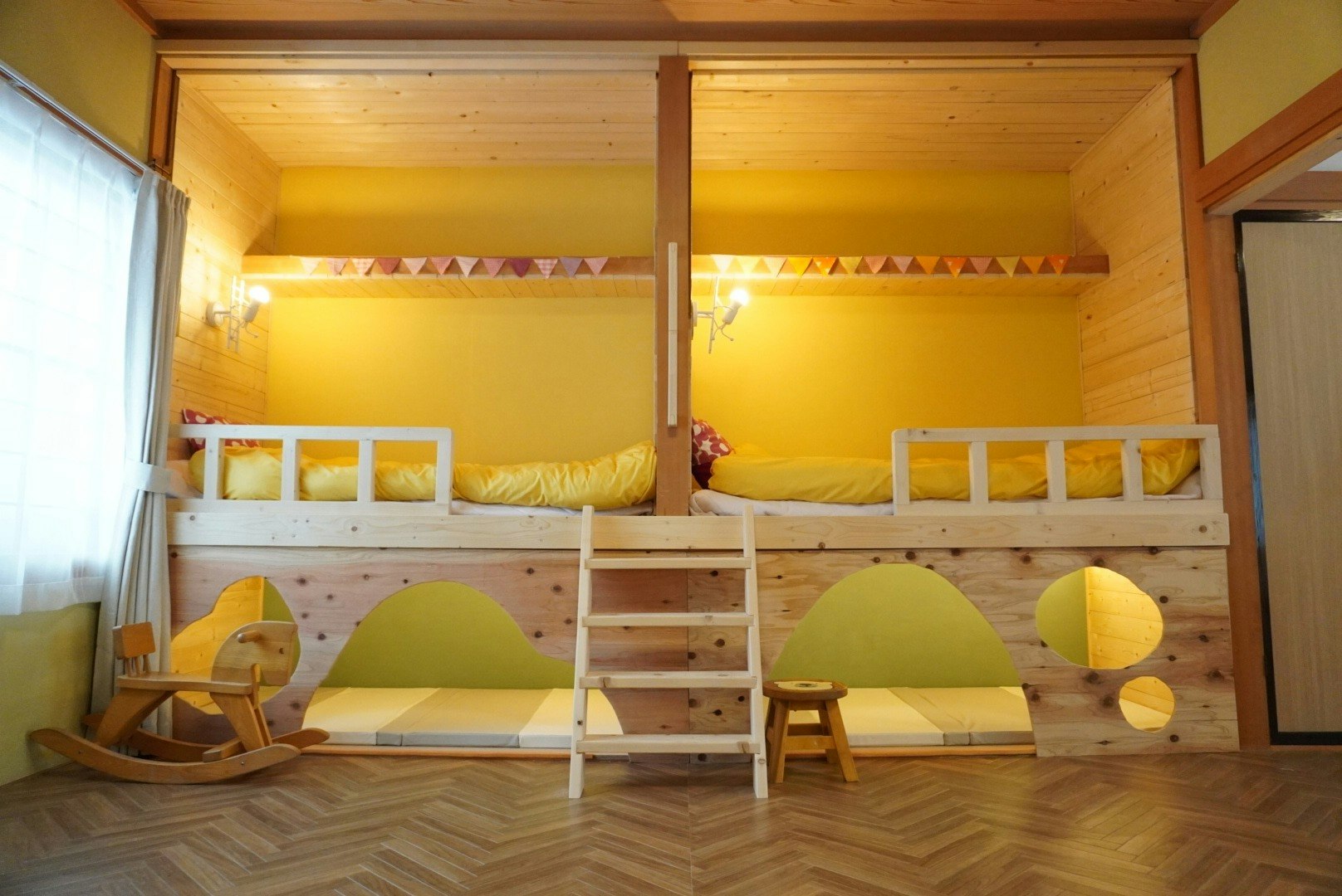 【お子様連れ歓迎】広々リビング&清潔な寝室|Wi-Fi・駐車場無料|観光アクセス抜群