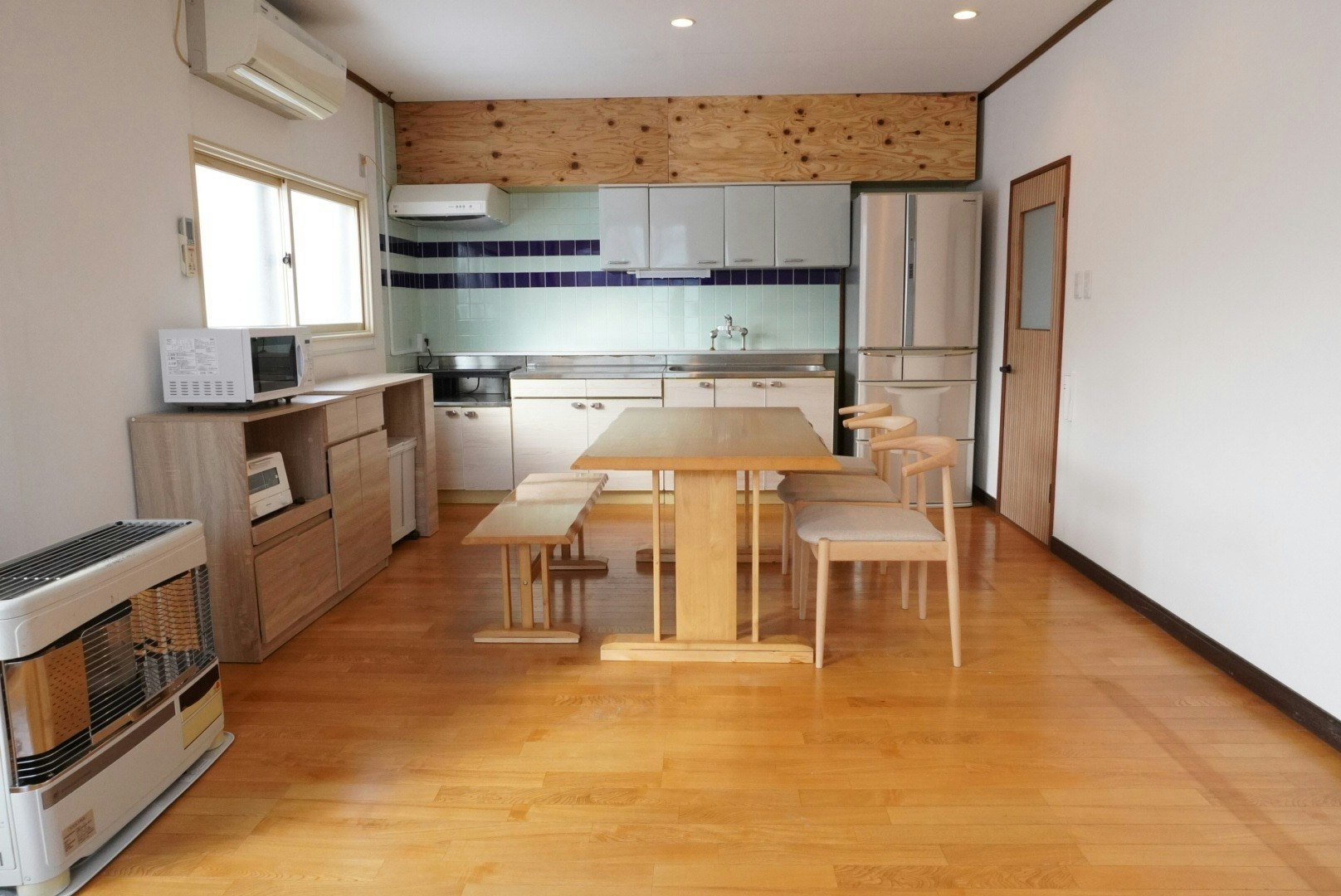 【お子様連れ歓迎】広々リビング&清潔な寝室|Wi-Fi・駐車場無料|観光アクセス抜群