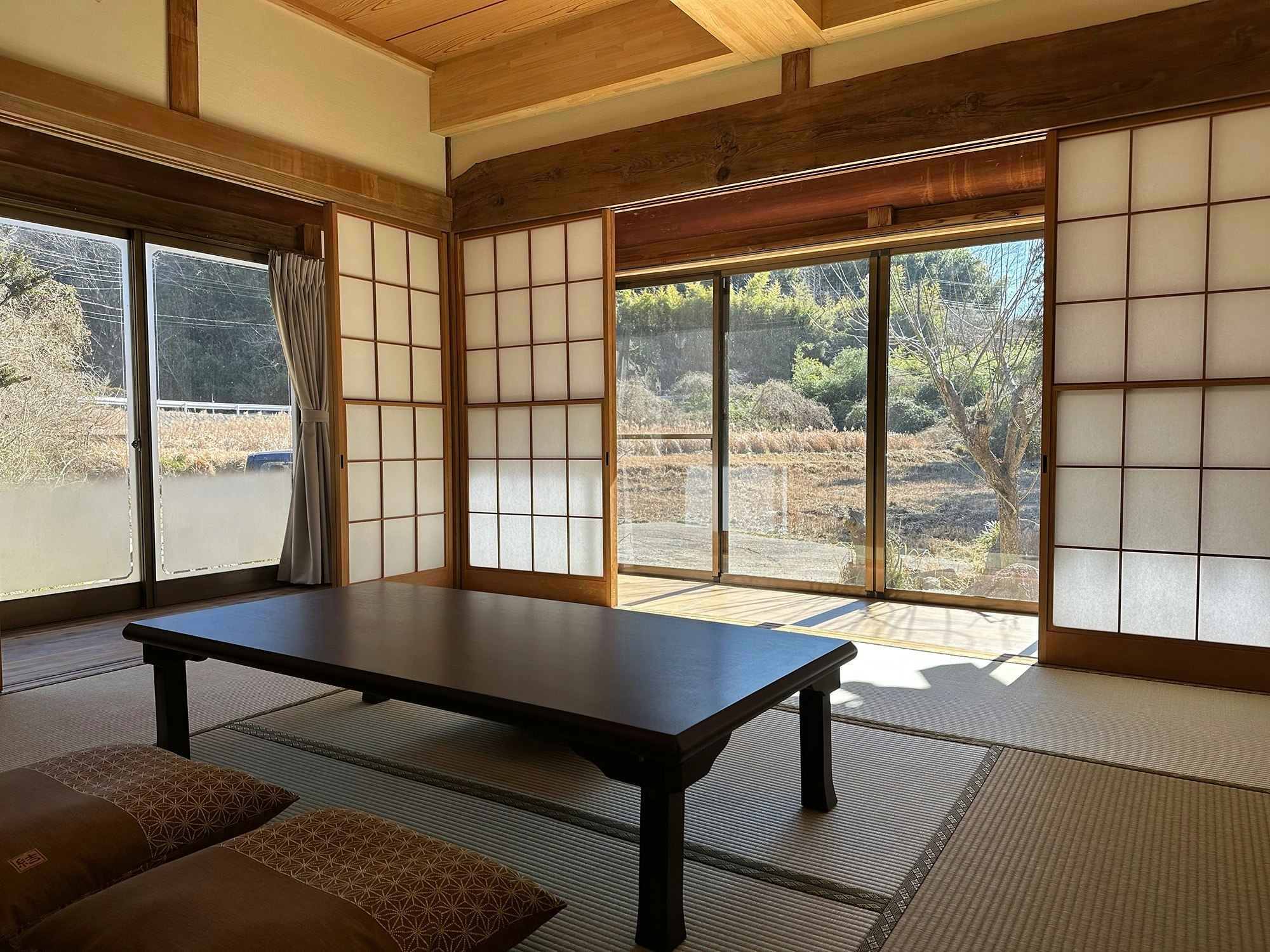 目の前に開けた里山の景色、古き良き昭和の和室と清潔な水周り