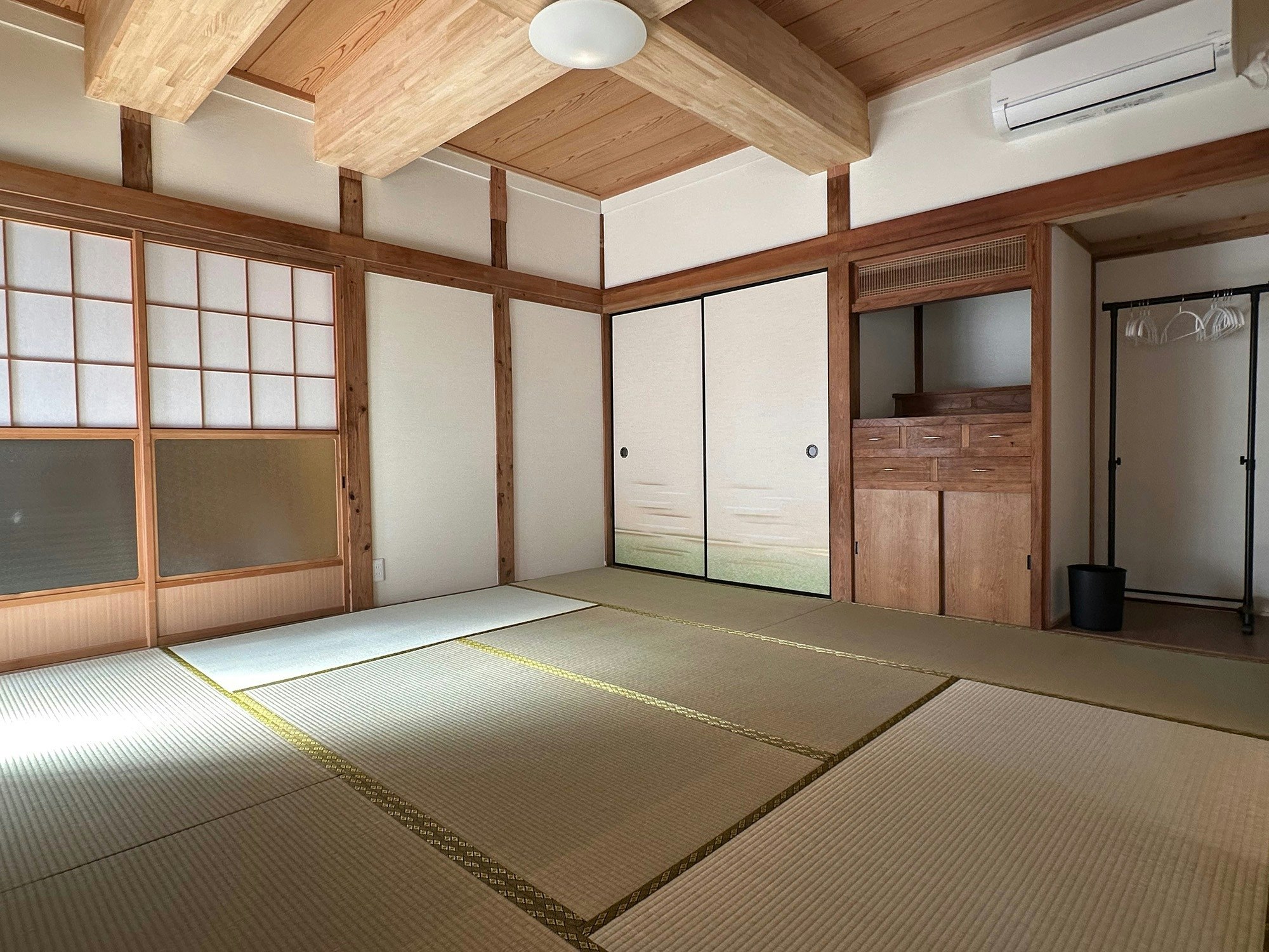 目の前に開けた里山の景色、古き良き昭和の和室と清潔な水周り