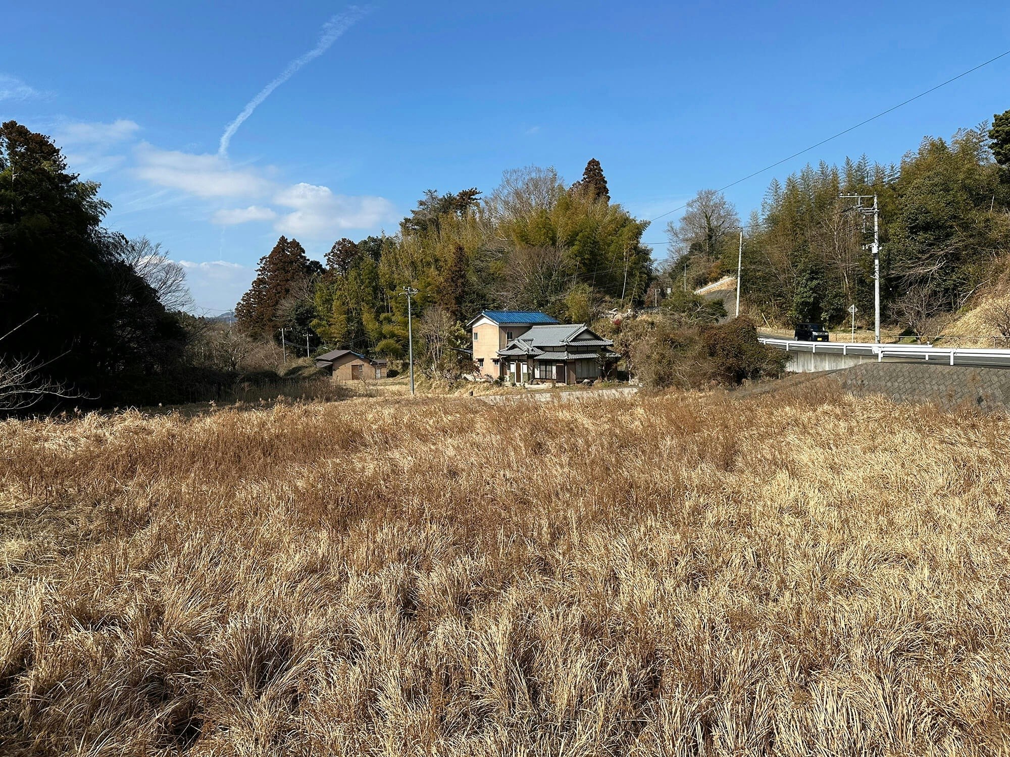 目の前に開けた里山の景色、古き良き昭和の和室と清潔な水周り
