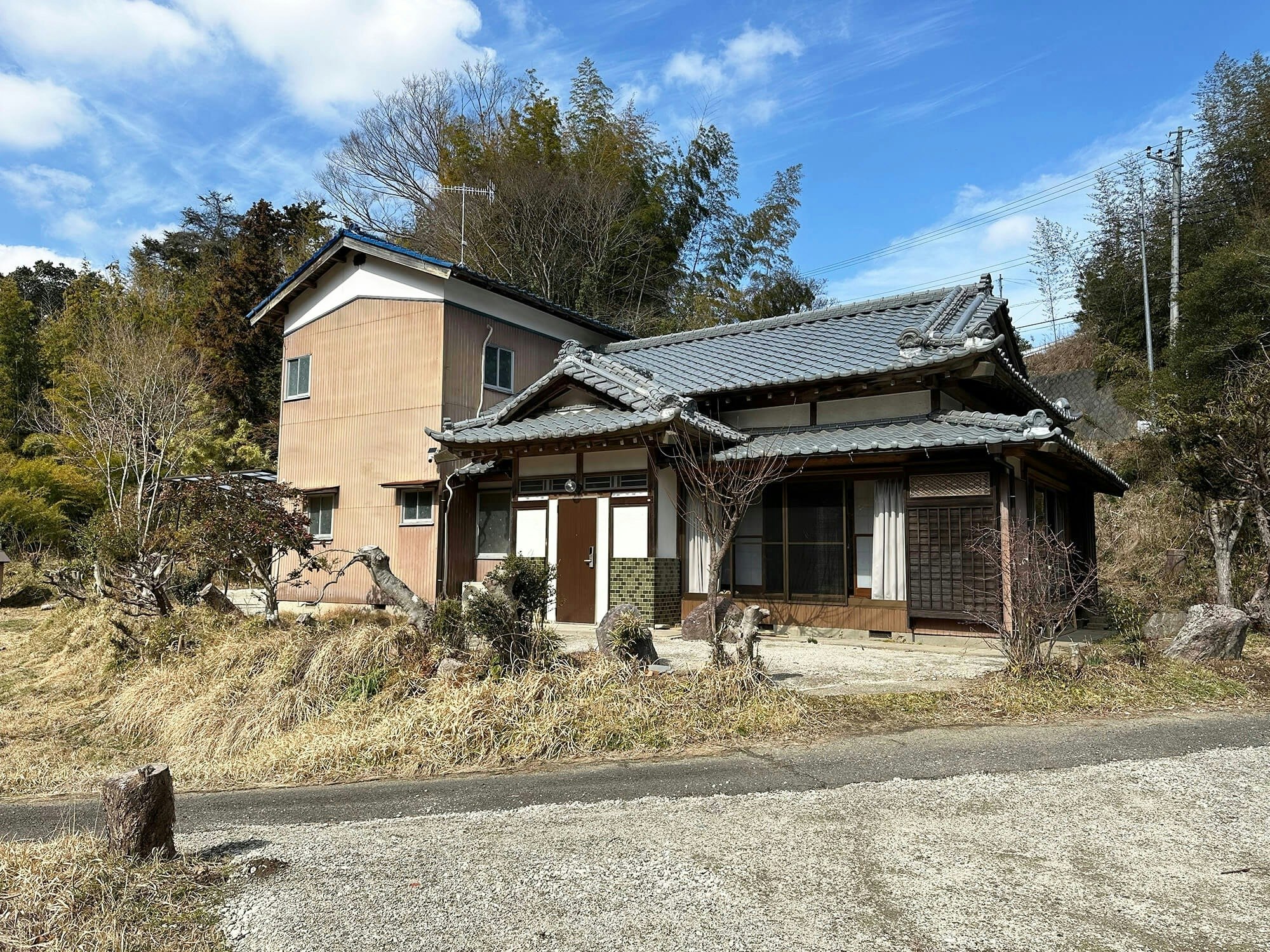 目の前に開けた里山の景色、古き良き昭和の和室と清潔な水周り