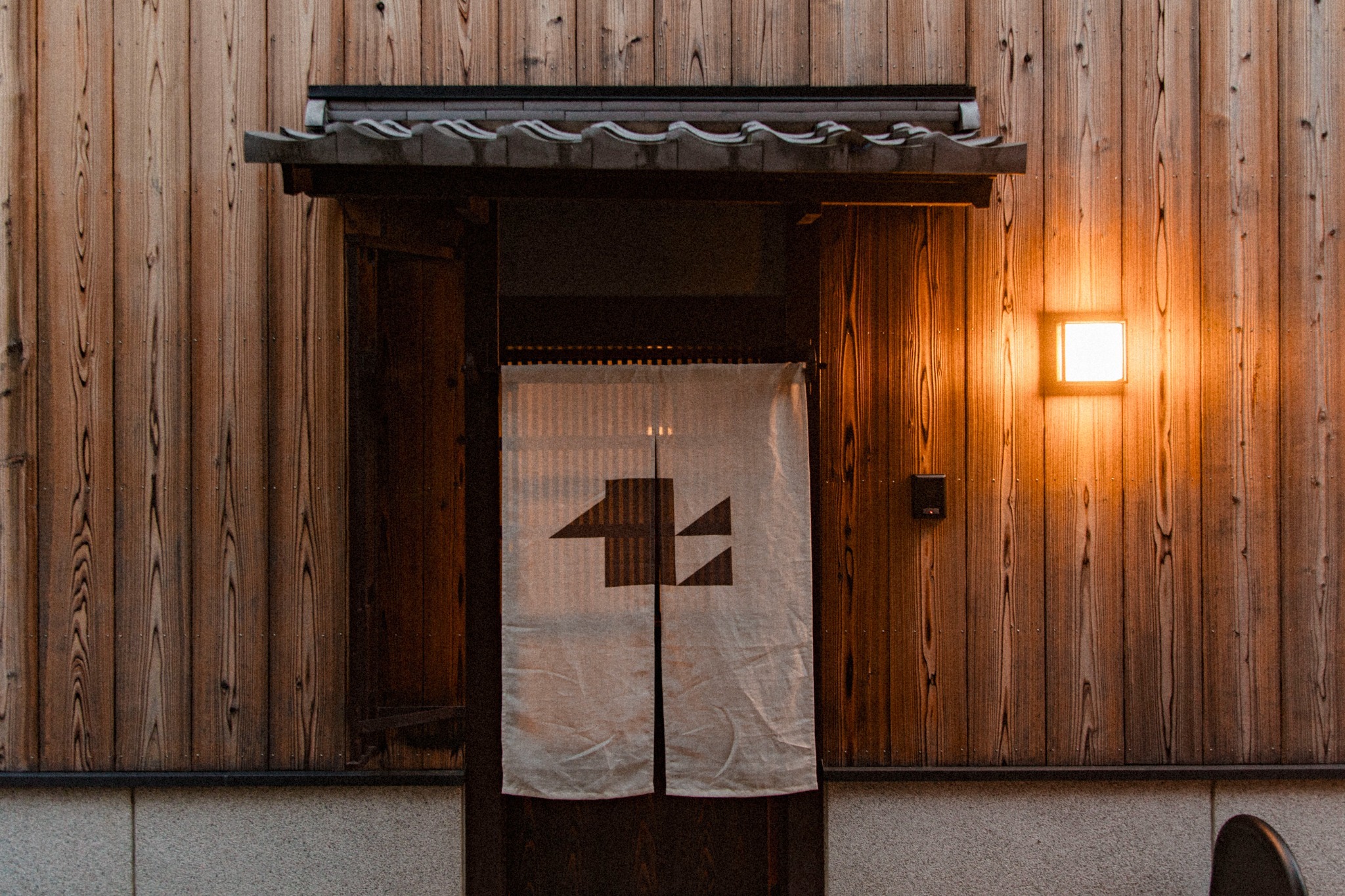 【Domo+ 五条七夜】旧質屋の京町家|二棟構成の静かな隠れ家|主屋+離れ・3寝室3浴室